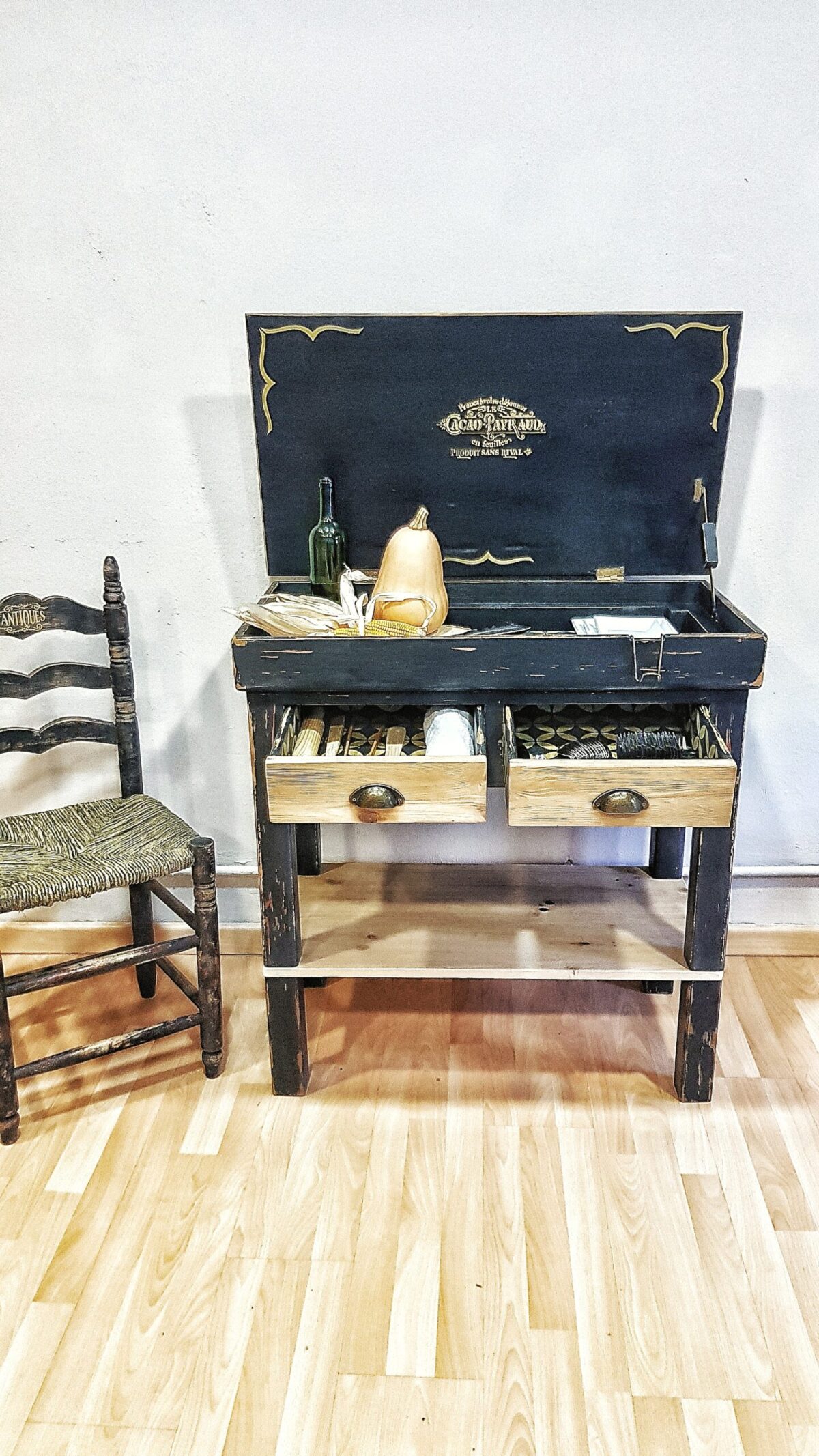 Mueble auxiliar de cocina restaurado, macizo en madera de pino, con tapa abatible y dos cajones. Pintado en gris antracita con detalles en amarillo ocre. Pieza única de Lorestaura, ideal para cocinas, comedores o restaurantes.