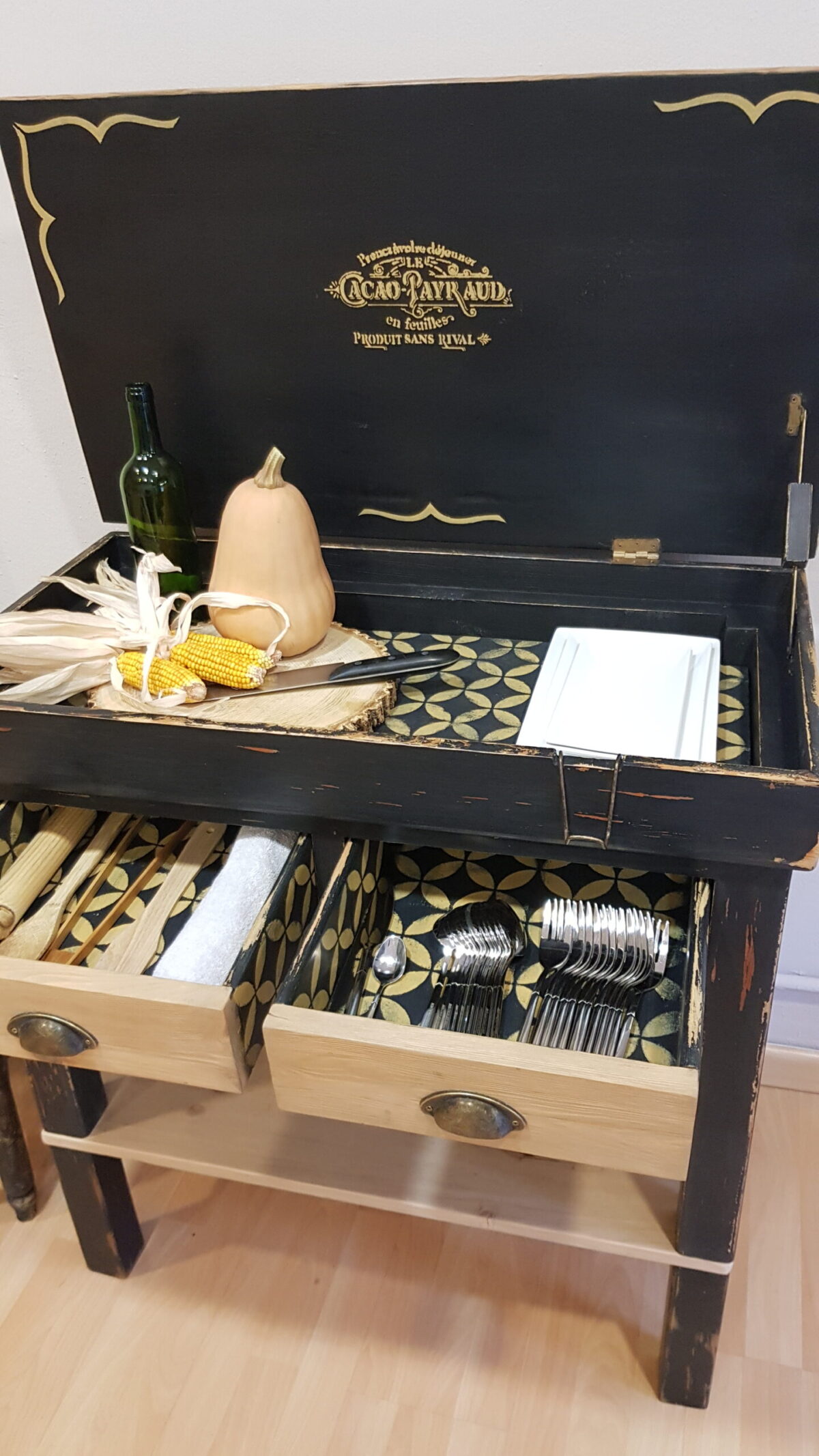 Mueble auxiliar de cocina restaurado, macizo en madera de pino, con tapa abatible y dos cajones. Pintado en gris antracita con detalles en amarillo ocre. Pieza única de Lorestaura, ideal para cocinas, comedores o restaurantes.