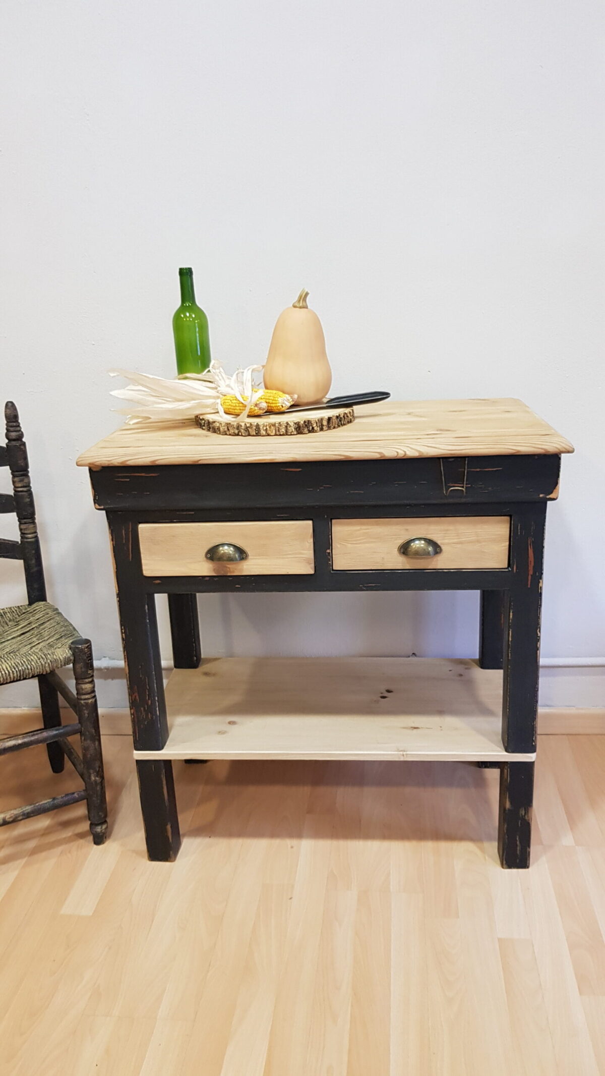 Mueble auxiliar de cocina restaurado, macizo en madera de pino, con tapa abatible y dos cajones. Pintado en gris antracita con detalles en amarillo ocre. Pieza única de Lorestaura, ideal para cocinas, comedores o restaurantes.
