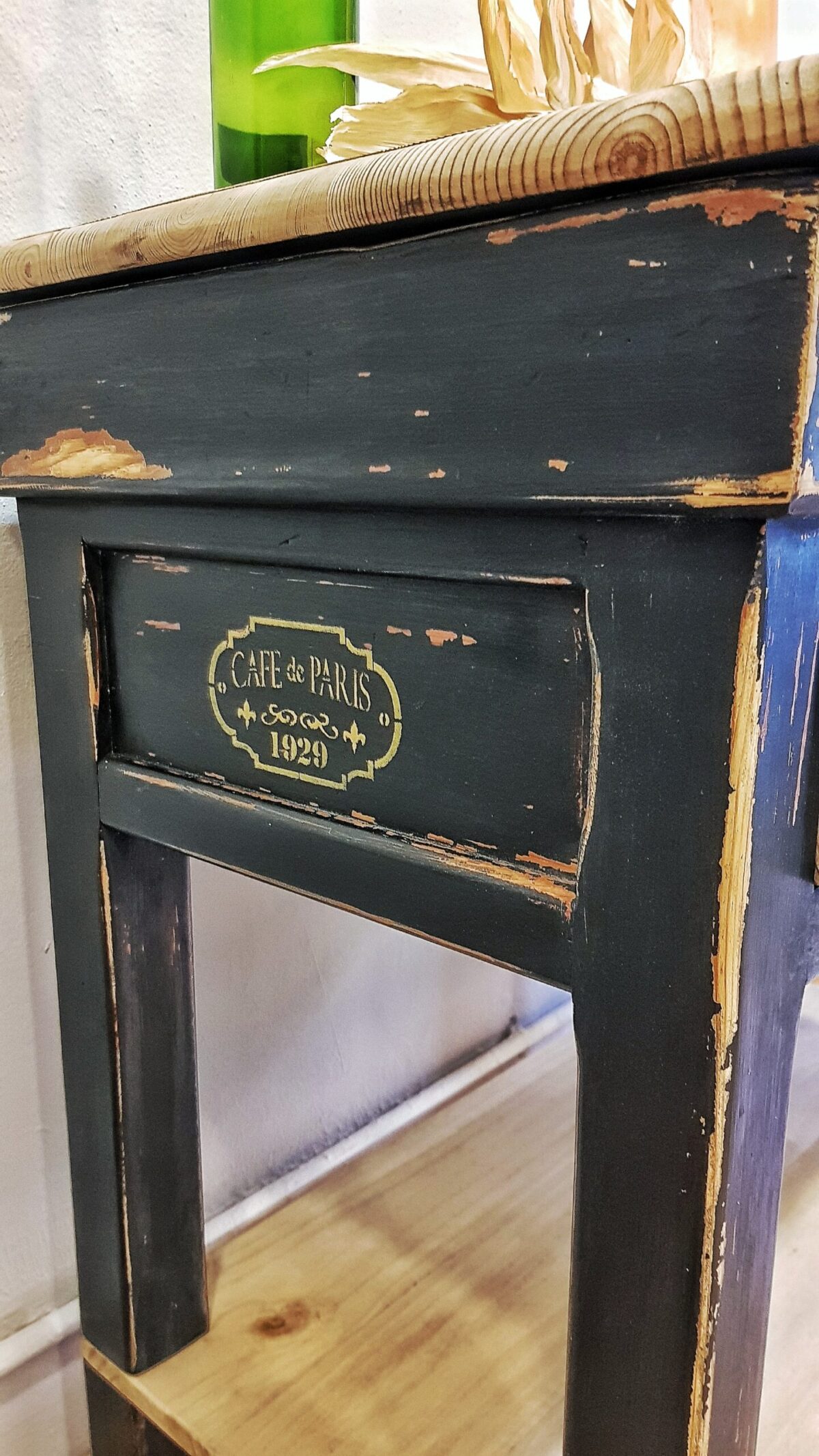 Mueble auxiliar de cocina restaurado, macizo en madera de pino, con tapa abatible y dos cajones. Pintado en gris antracita con detalles en amarillo ocre. Pieza única de Lorestaura, ideal para cocinas, comedores o restaurantes.