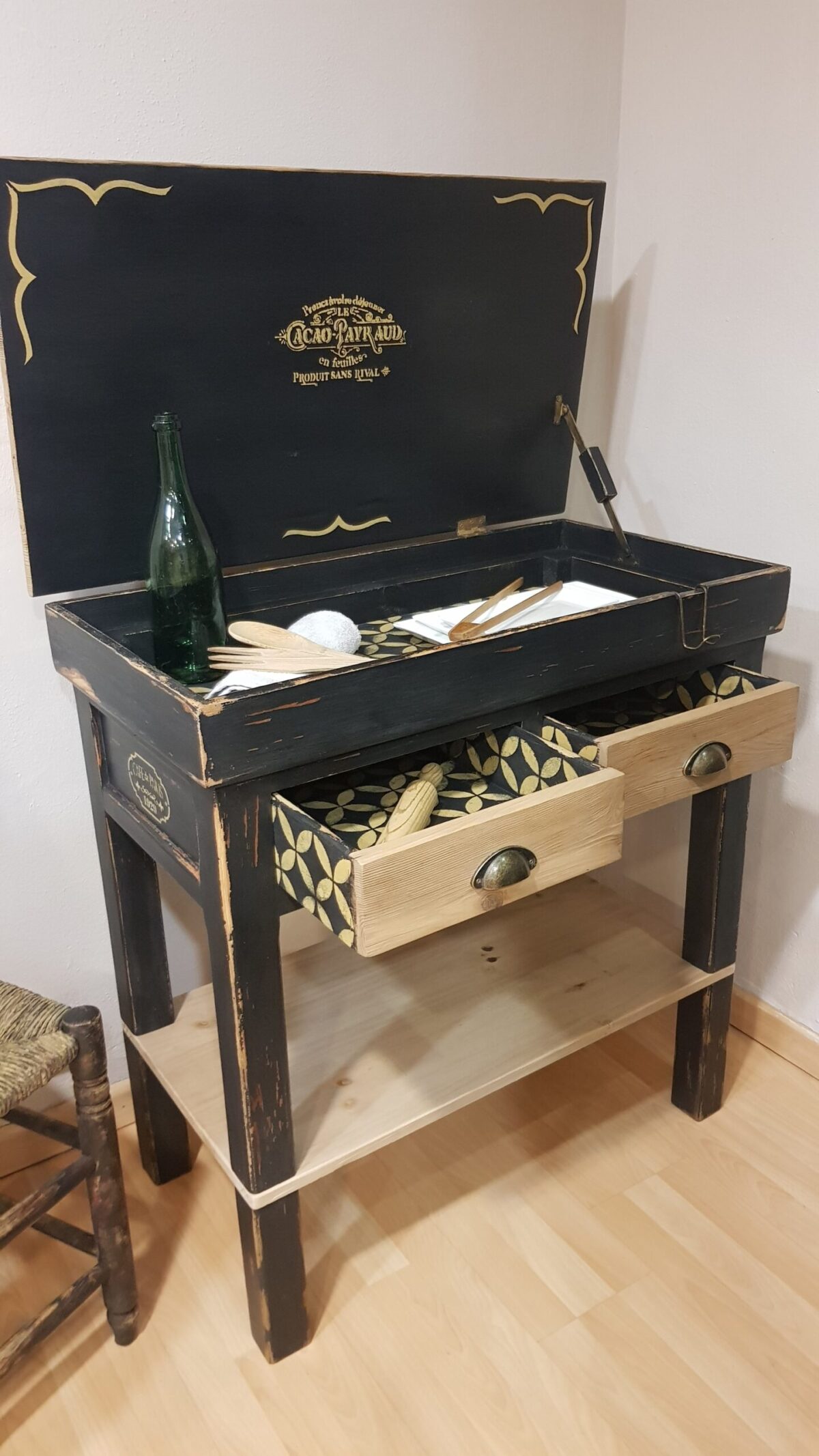 Mueble auxiliar de cocina restaurado, macizo en madera de pino, con tapa abatible y dos cajones. Pintado en gris antracita con detalles en amarillo ocre. Pieza única de Lorestaura, ideal para cocinas, comedores o restaurantes.