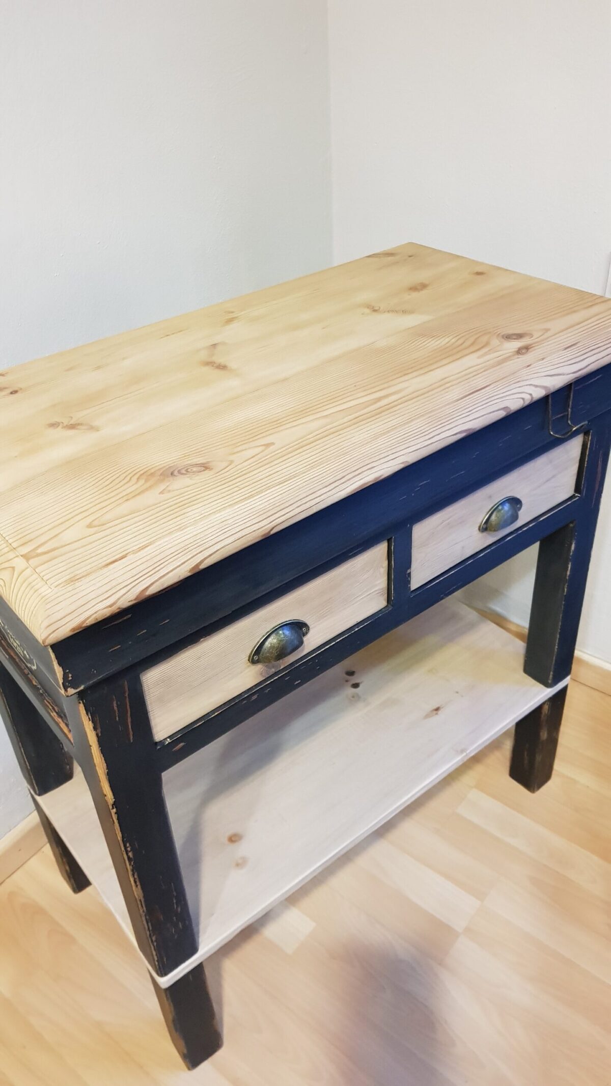 Mueble auxiliar de cocina restaurado, macizo en madera de pino, con tapa abatible y dos cajones. Pintado en gris antracita con detalles en amarillo ocre. Pieza única de Lorestaura, ideal para cocinas, comedores o restaurantes.