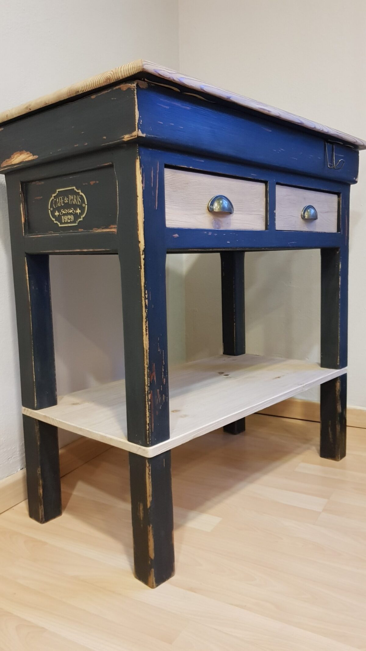 Mueble auxiliar de cocina restaurado, macizo en madera de pino, con tapa abatible y dos cajones. Pintado en gris antracita con detalles en amarillo ocre. Pieza única de Lorestaura, ideal para cocinas, comedores o restaurantes.