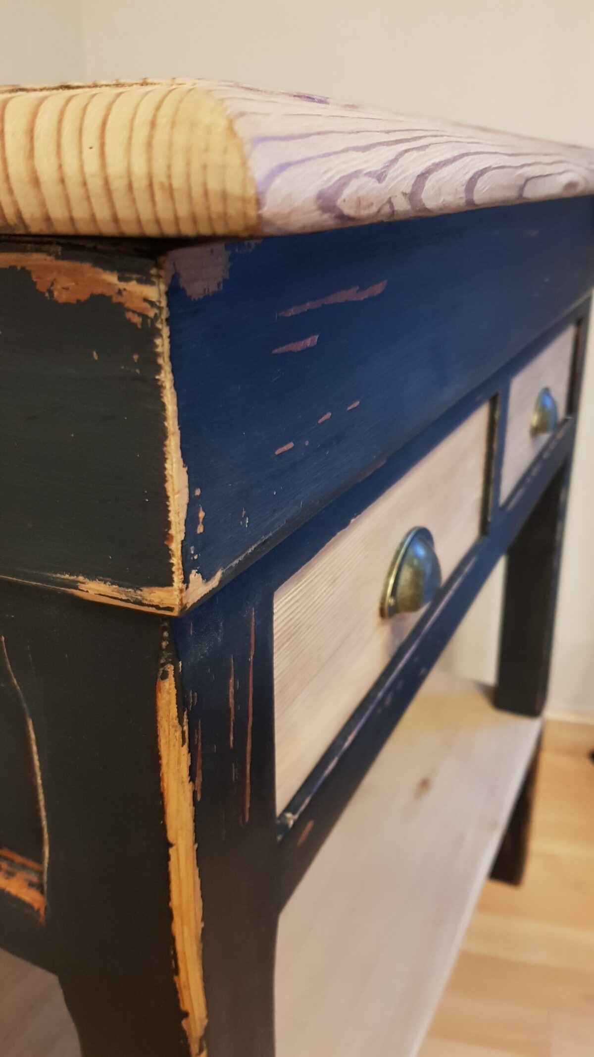 Mueble auxiliar de cocina restaurado, macizo en madera de pino, con tapa abatible y dos cajones. Pintado en gris antracita con detalles en amarillo ocre. Pieza única de Lorestaura, ideal para cocinas, comedores o restaurantes.