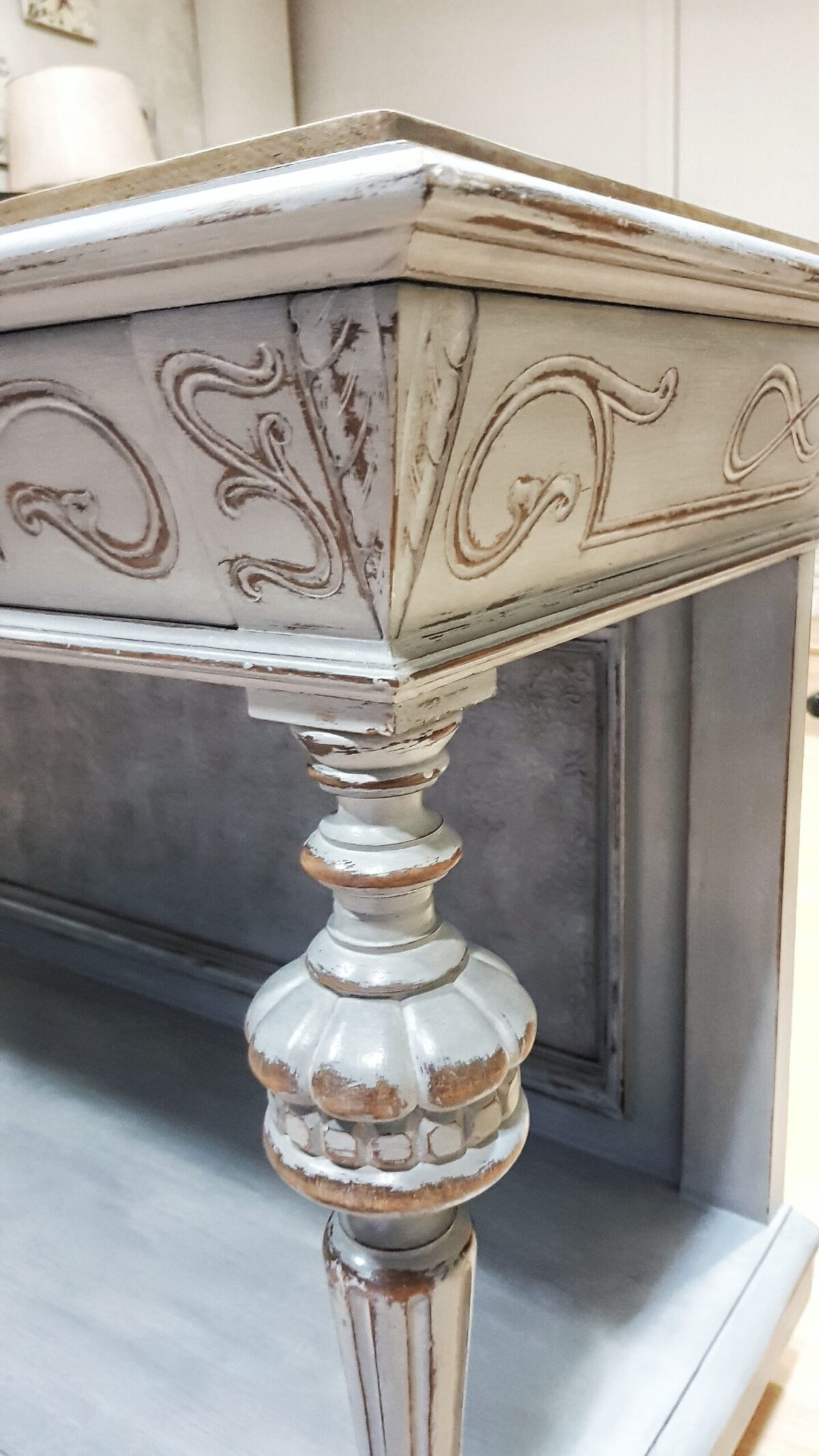 Aparador clásico en gris restaurado, estilo vintage, exclusivo de Lorestaura.