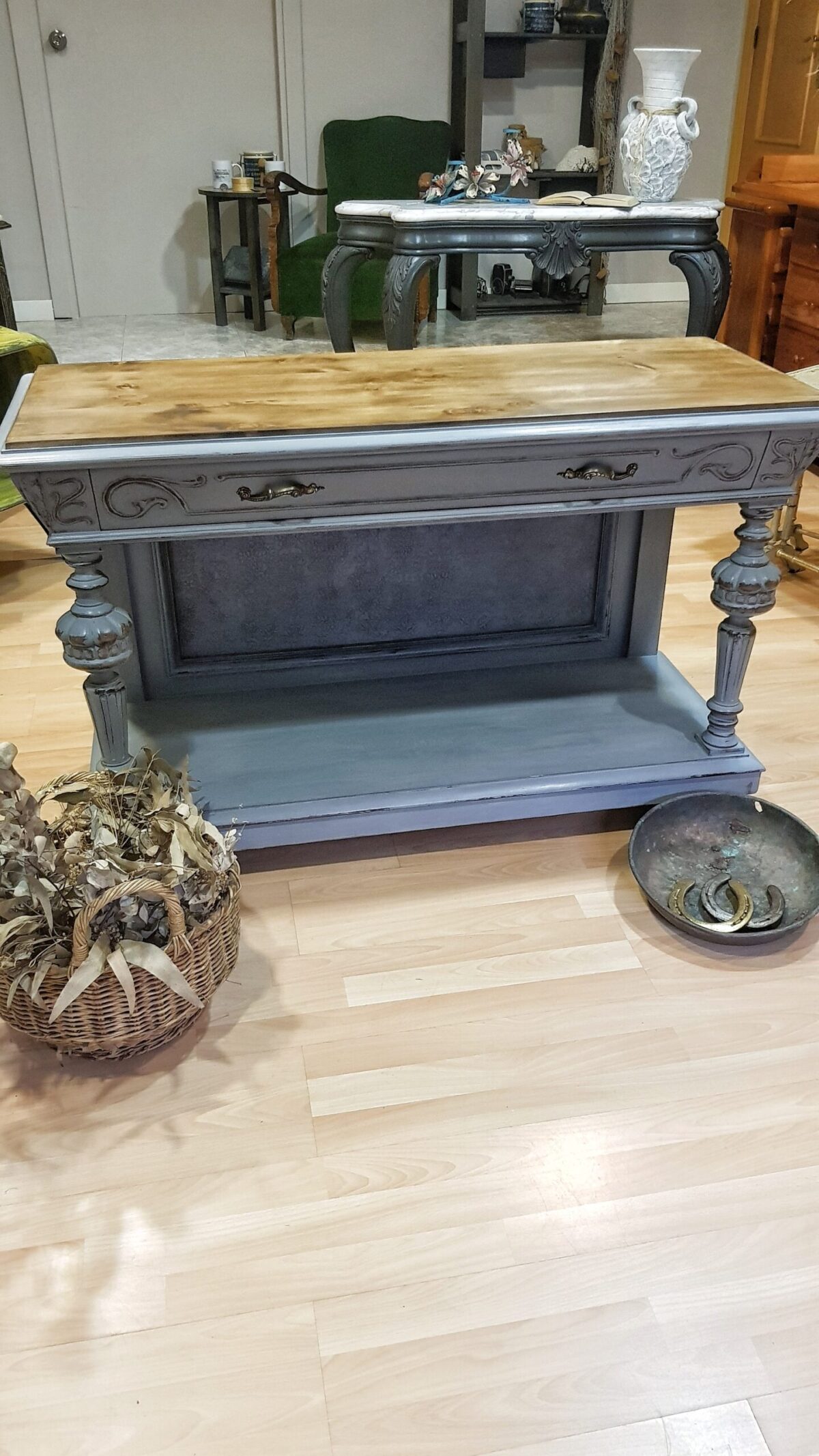 Aparador clásico en gris restaurado, estilo vintage, exclusivo de Lorestaura.