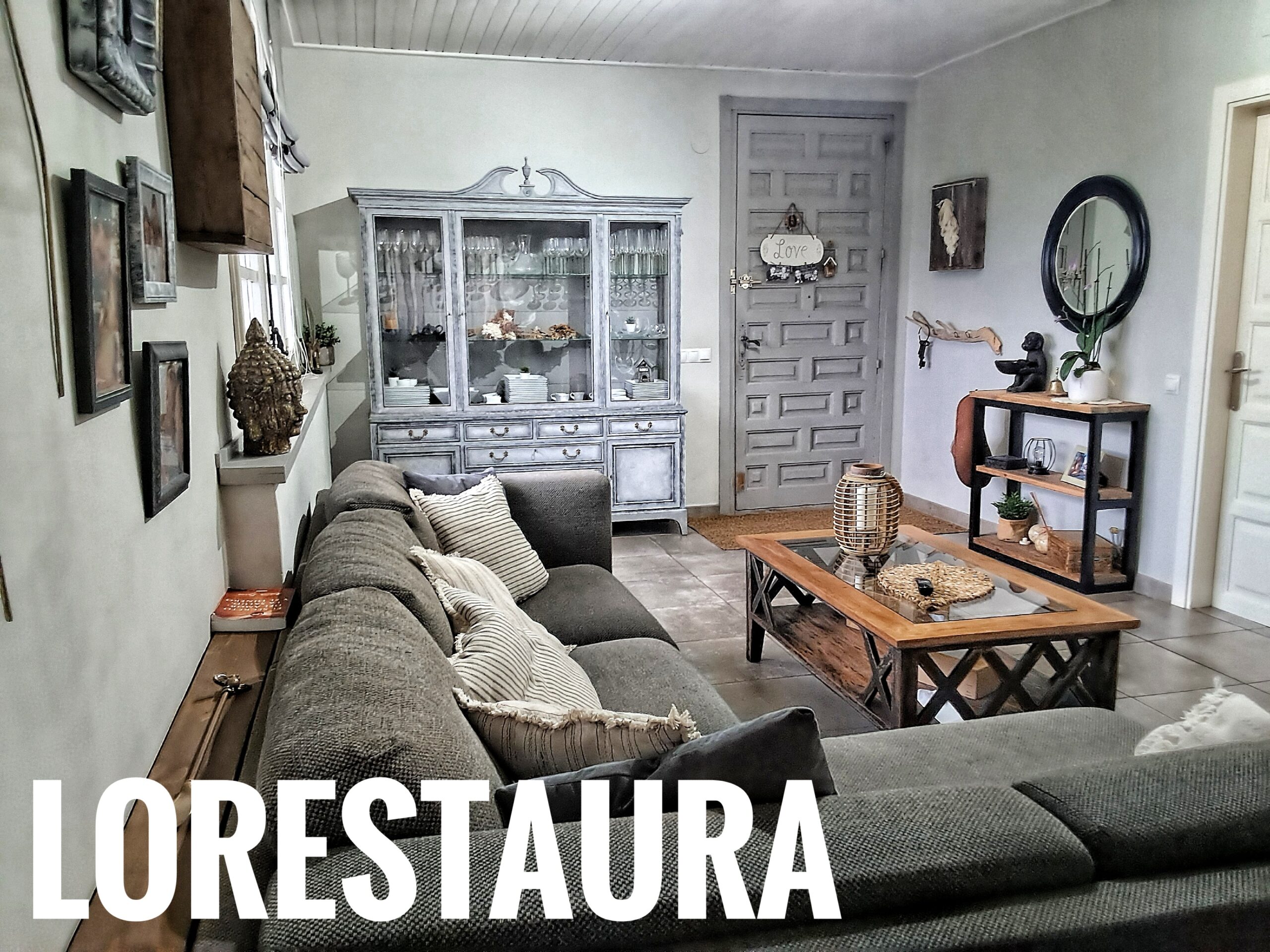 Comedor decorado con muebles restaurados.