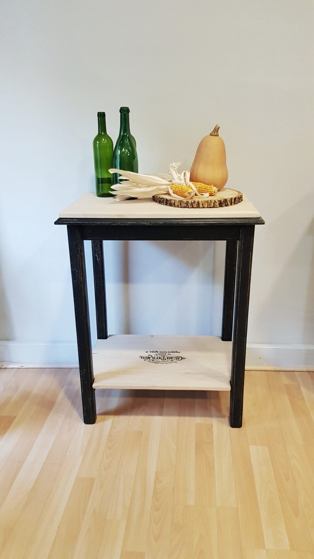 Mesa auxiliar vintage restaurada en negro y madera natural