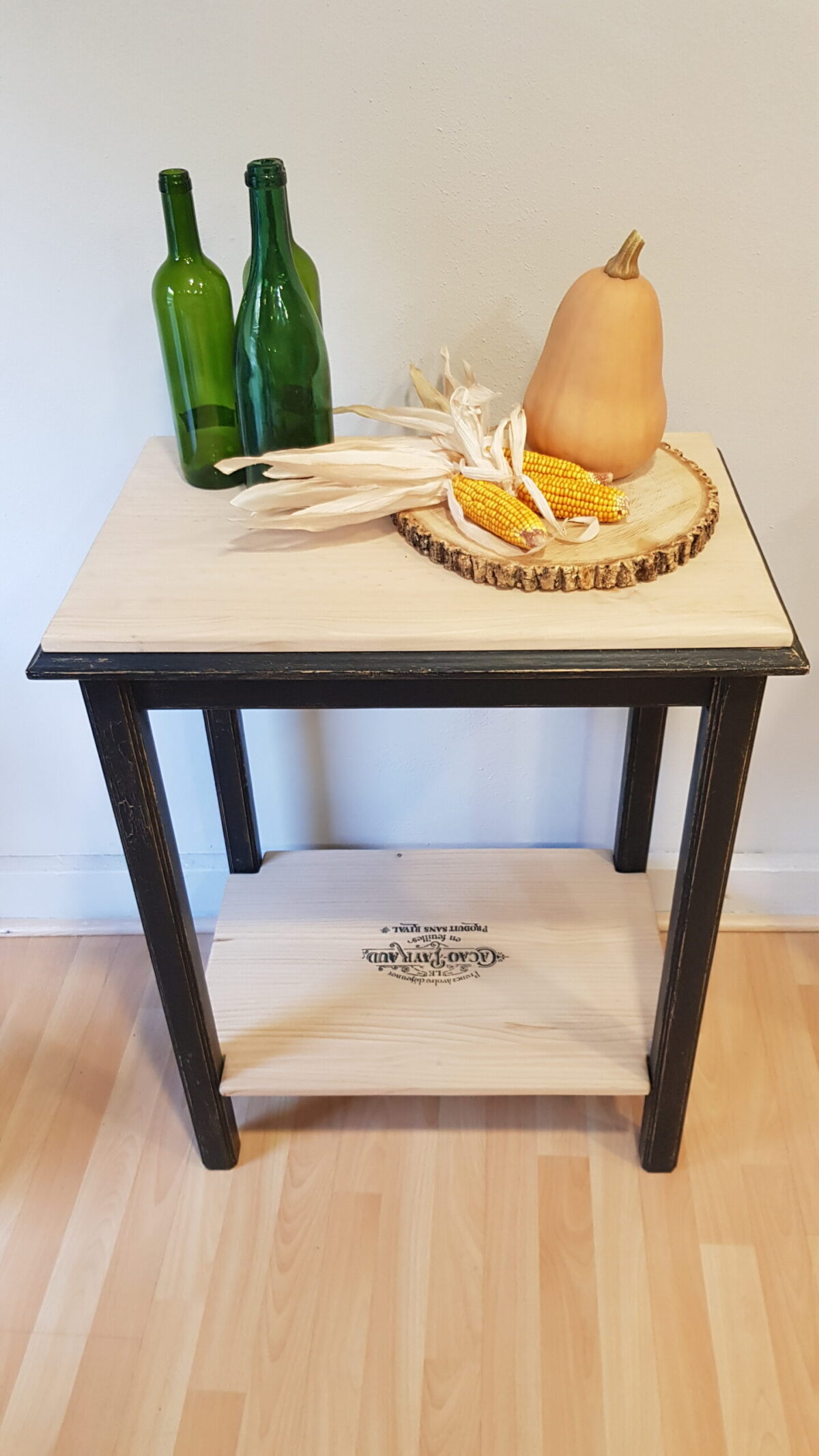 Mesa auxiliar vintage restaurada en negro y madera natural