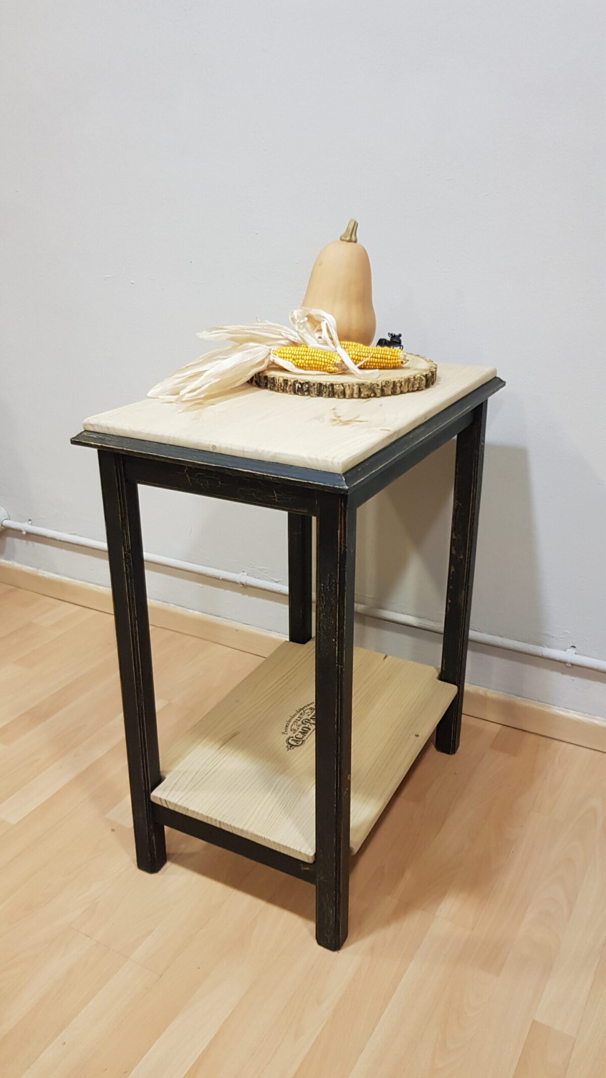 Mesa auxiliar vintage restaurada en negro y madera natural