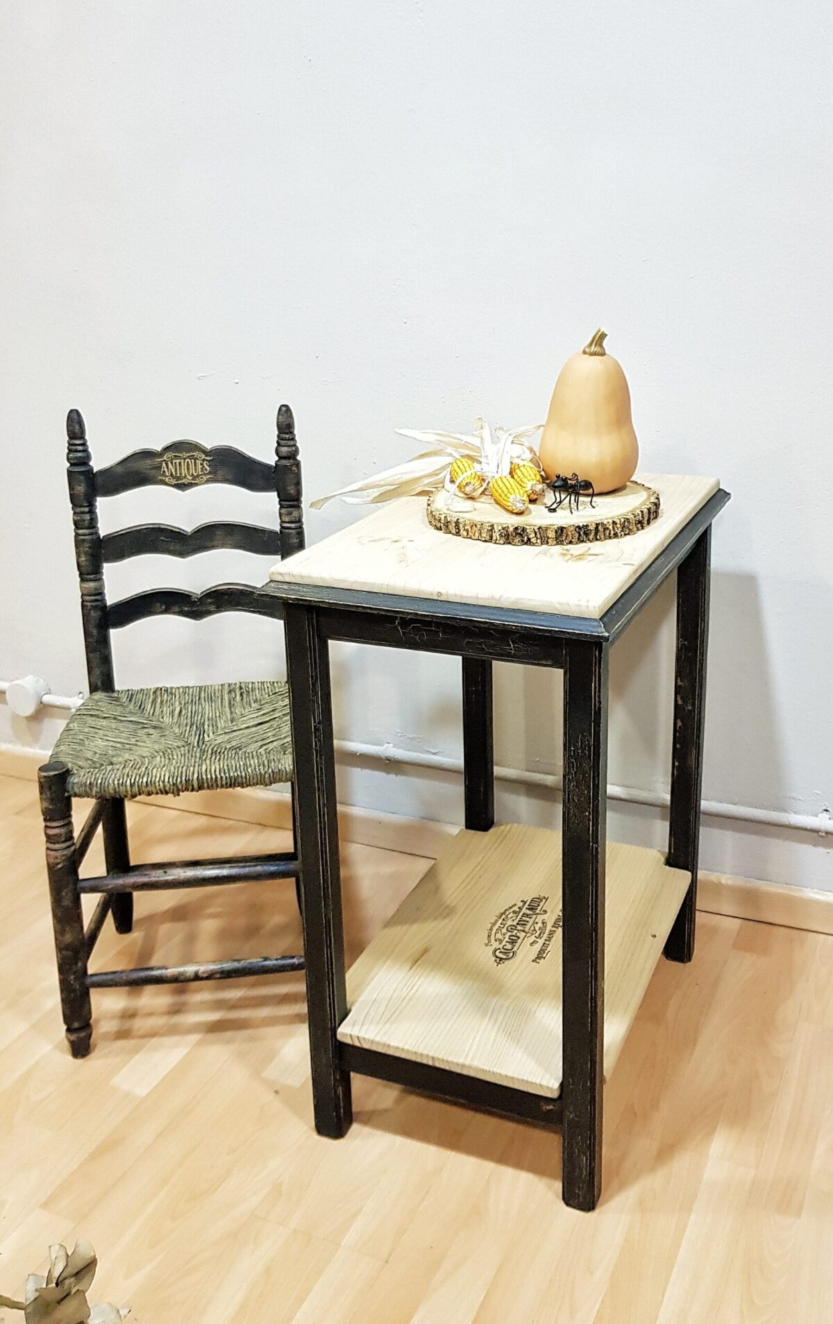 Mesa auxiliar vintage restaurada en negro y madera natural
