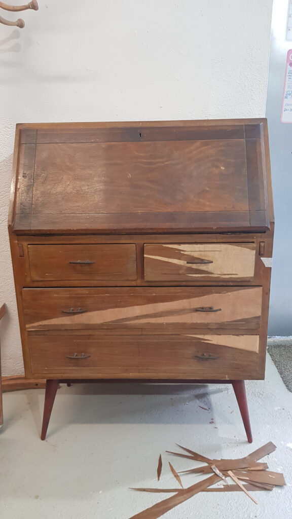 Mueble restaurado por Lorestaura, pieza vintage única y decorativa.