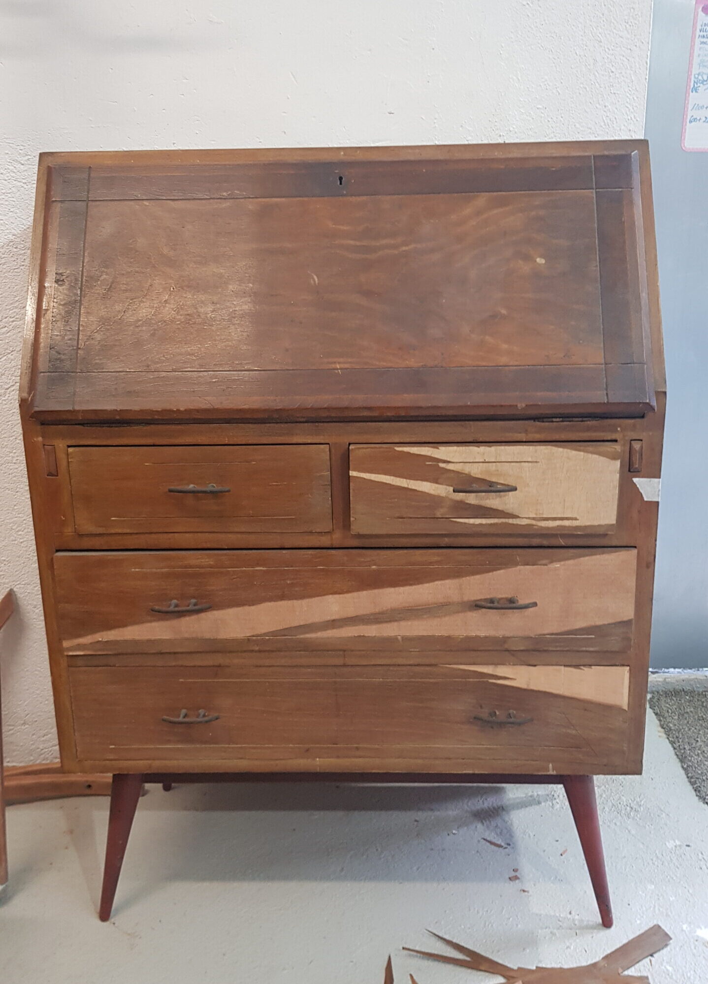 Mueble restaurado por Lorestaura, pieza vintage única y decorativa.