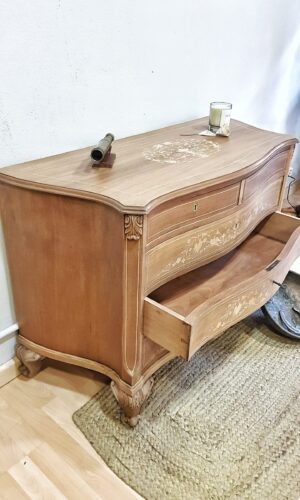 Mueble restaurado Lorestaura Mueble restaurado por Lorestaura, pieza vintage única y decorativa.