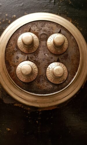 Mueble restaurado Lorestaura Mueble restaurado por Lorestaura, pieza vintage única y decorativa.