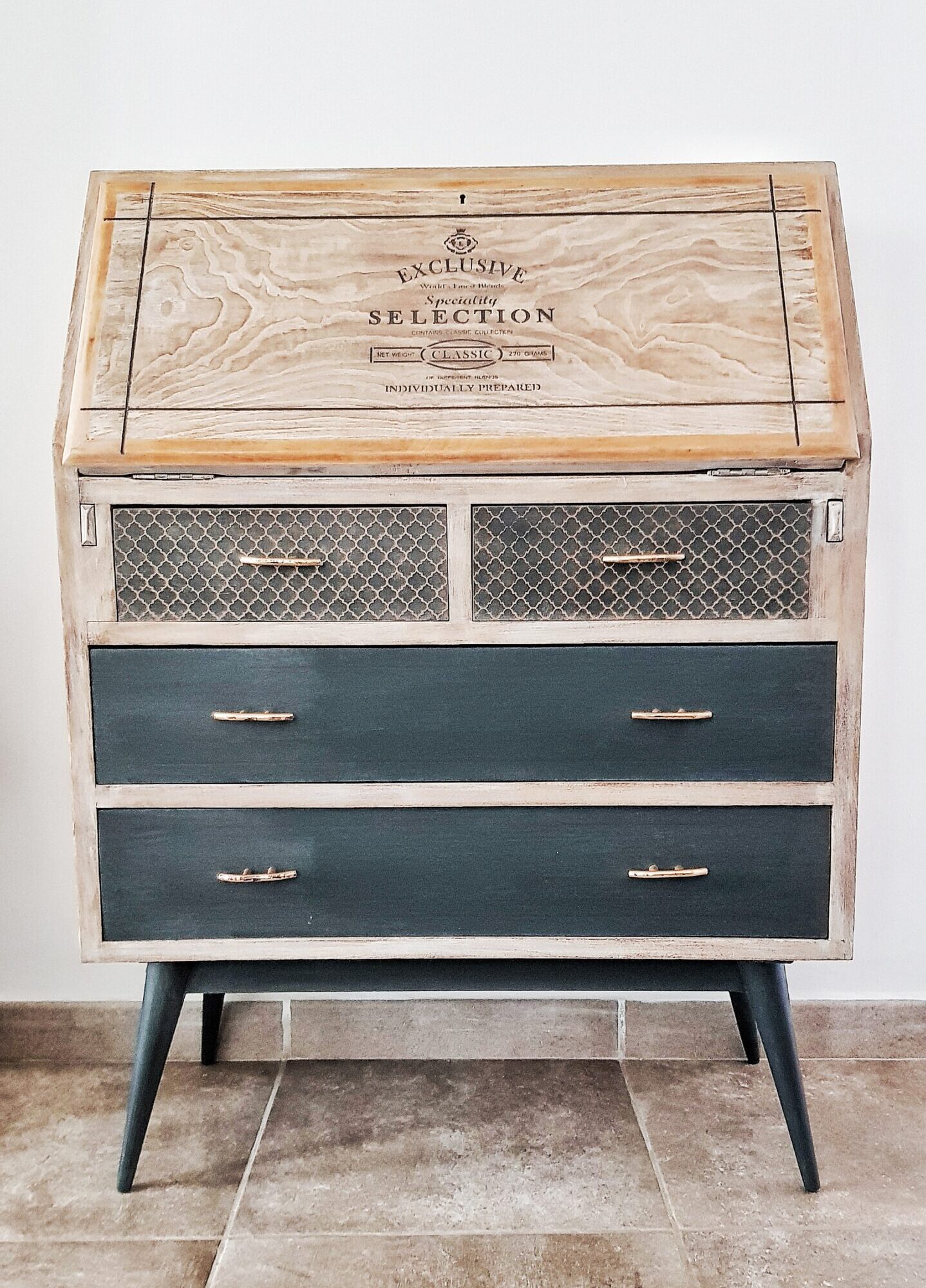 Mueble restaurado por Lorestaura, pieza vintage única y decorativa.