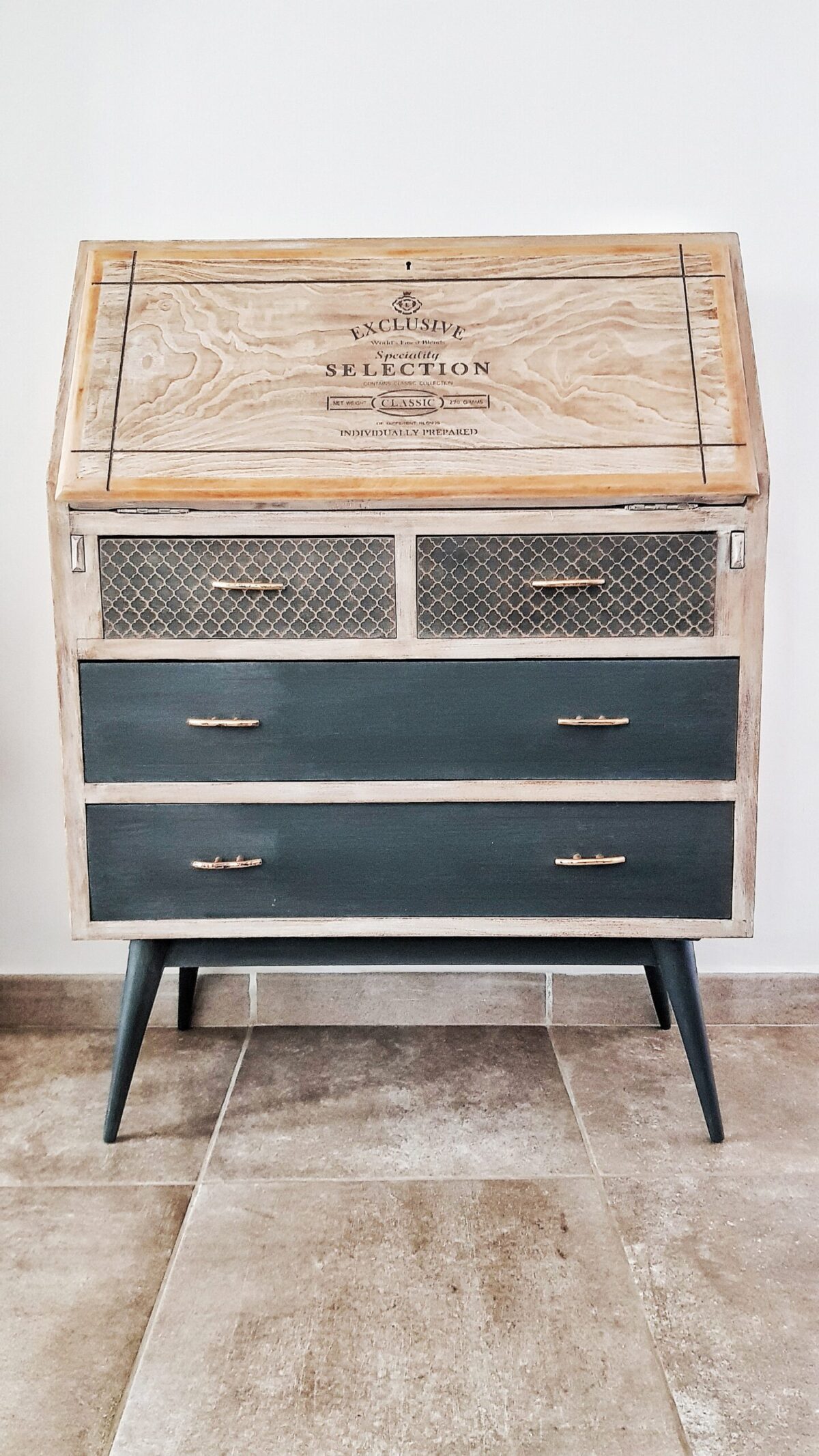 Secreter vintage restaurado en madera con cajones en negro carbón y pátina suave
