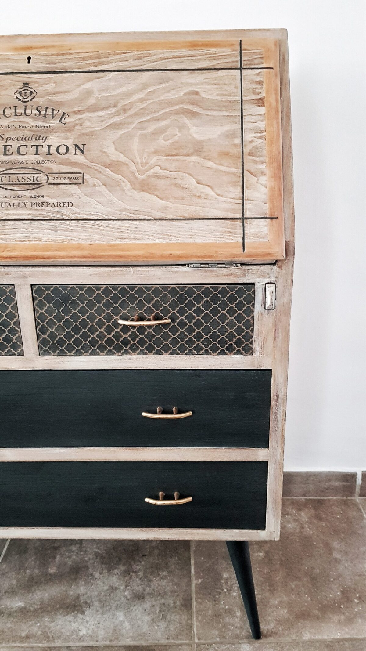 Secreter vintage restaurado en madera con cajones en negro carbón y pátina suave