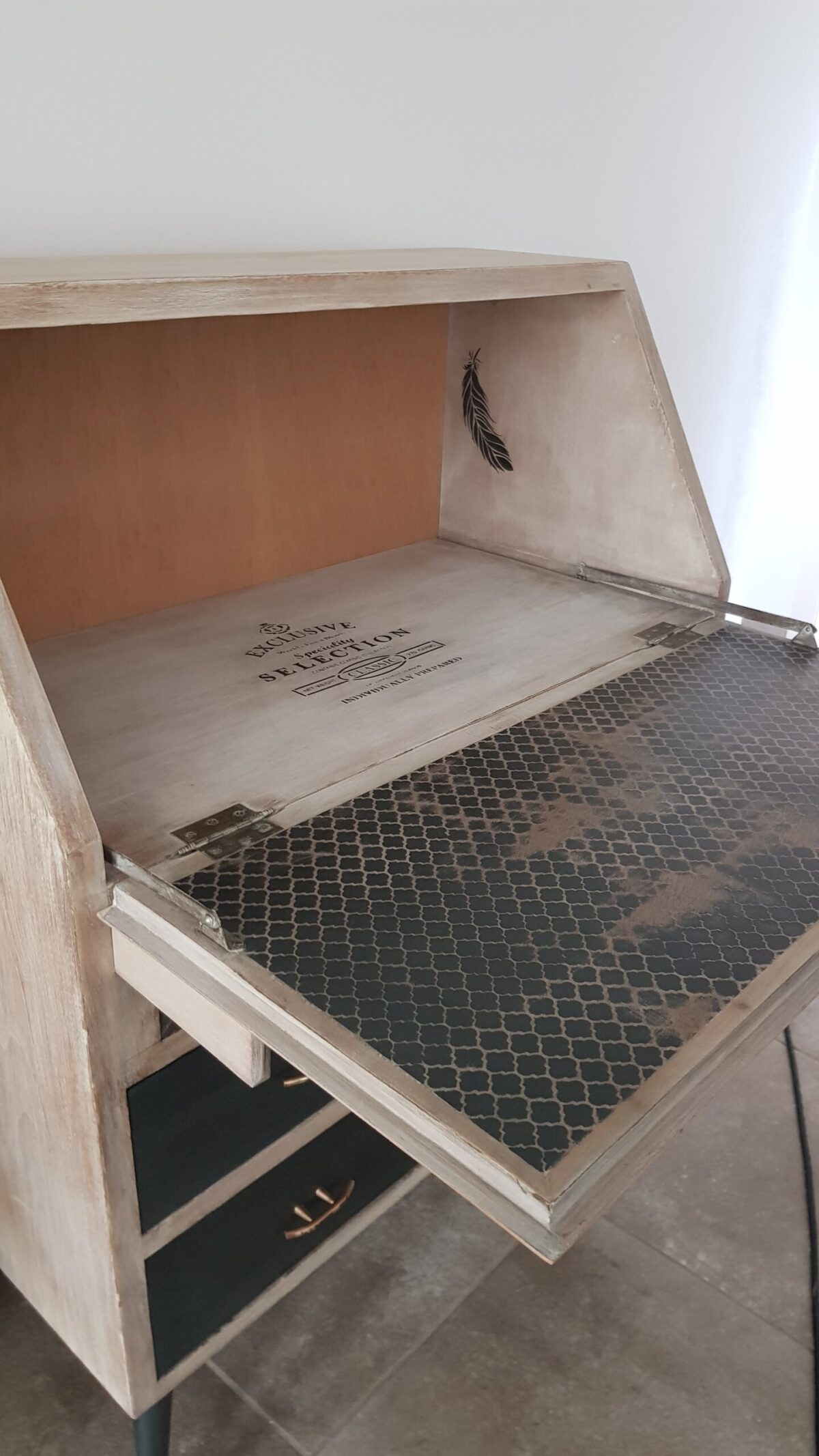 Secreter vintage restaurado en madera con cajones en negro carbón y pátina suave