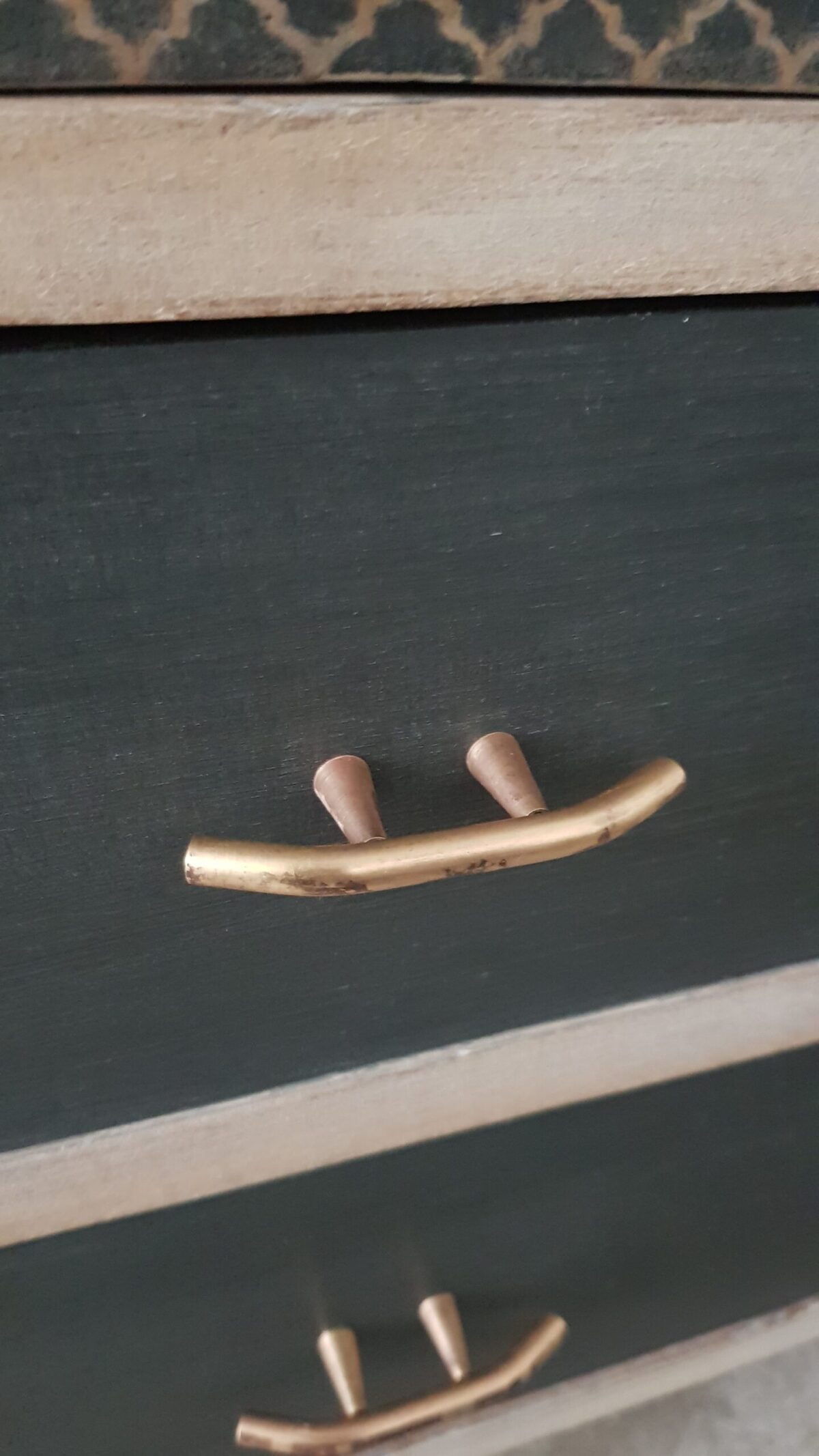 Secreter vintage restaurado en madera con cajones en negro carbón y pátina suave