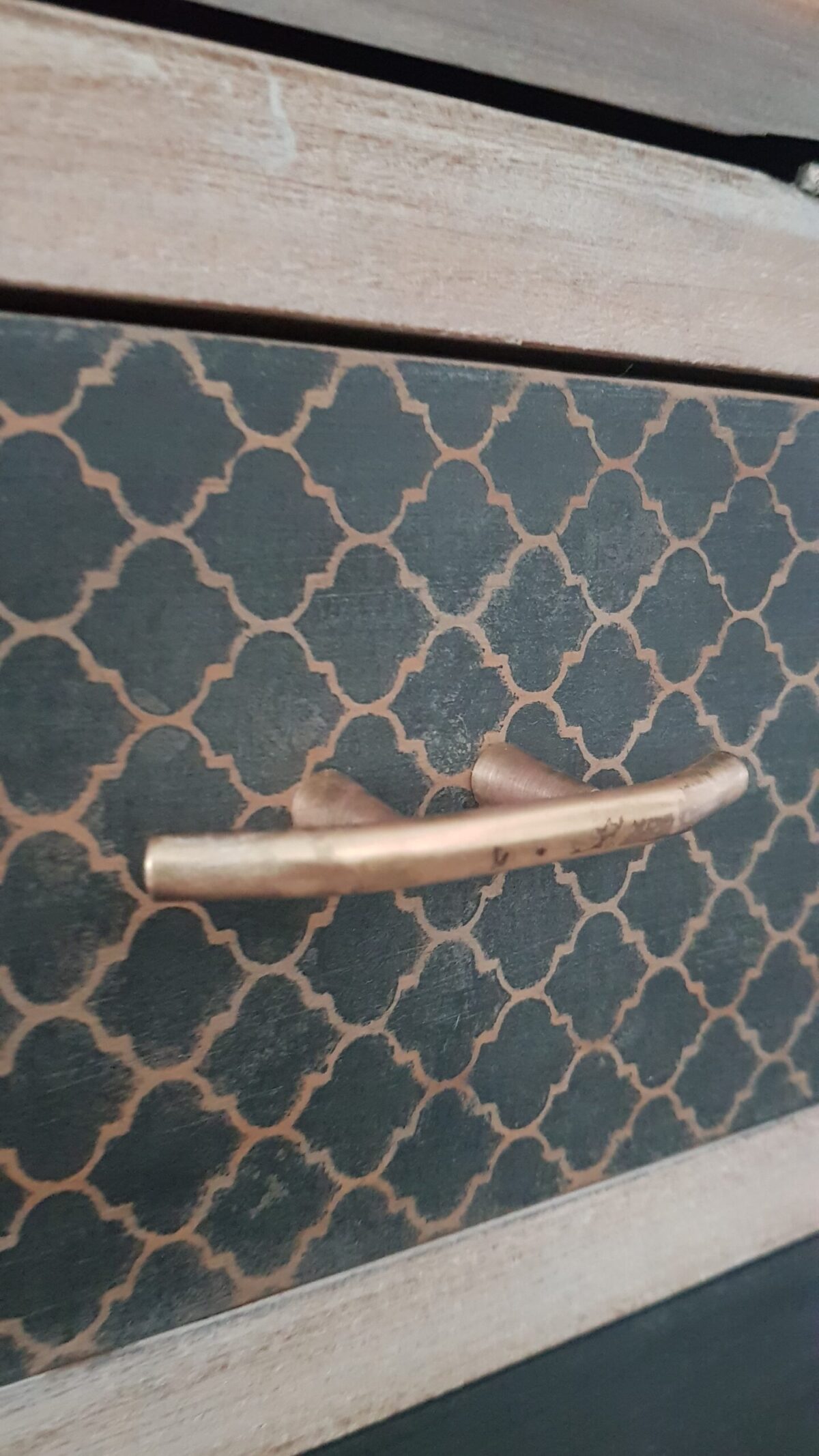 Secreter vintage restaurado en madera con cajones en negro carbón y pátina suave
