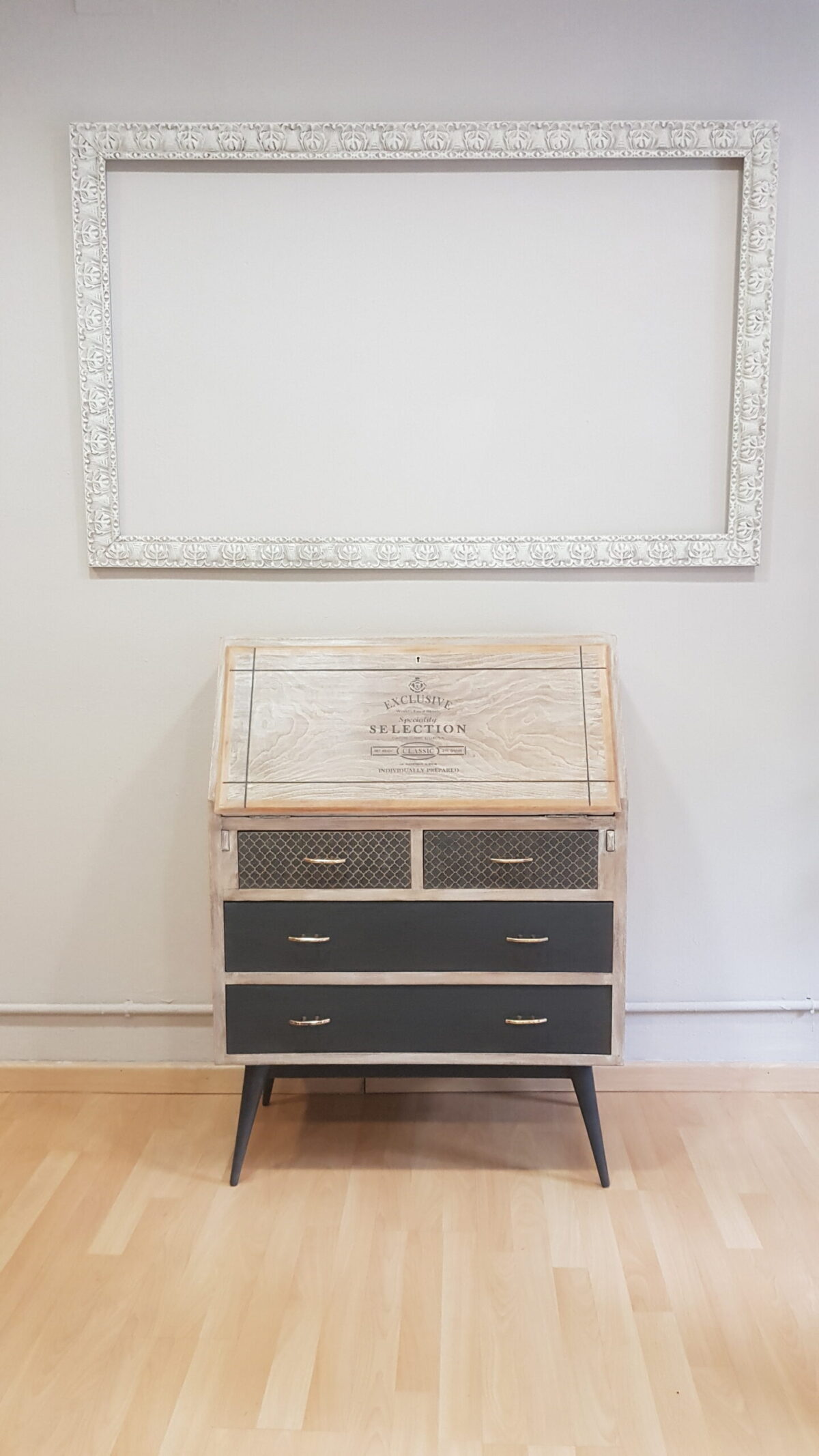 Secreter vintage restaurado en madera con cajones en negro carbón y pátina suave