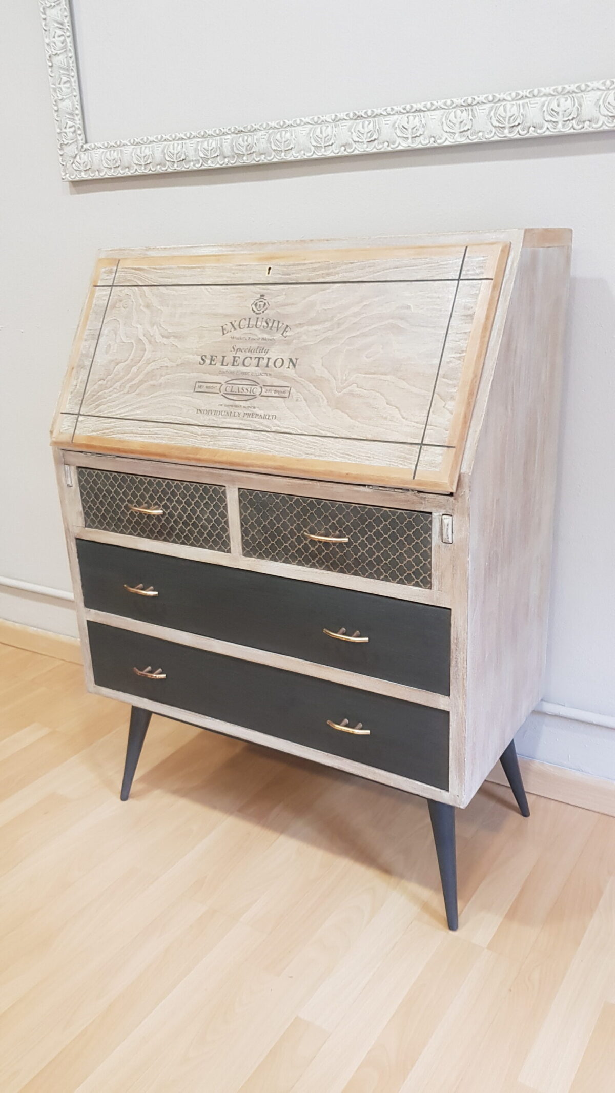 Secreter vintage restaurado en madera con cajones en negro carbón y pátina suave