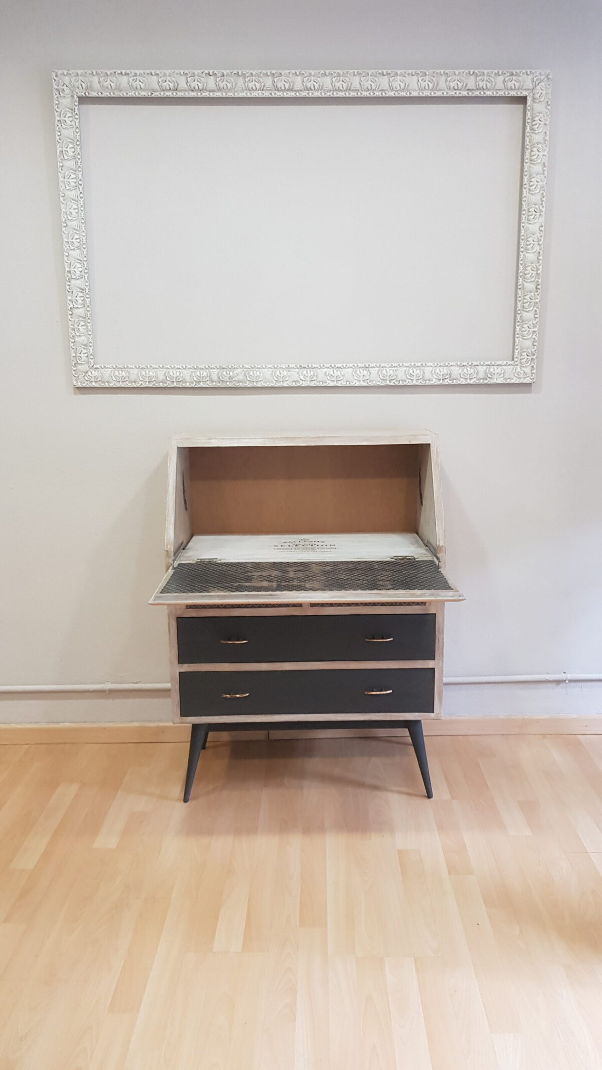 Secreter vintage restaurado en madera con cajones en negro carbón y pátina suave
