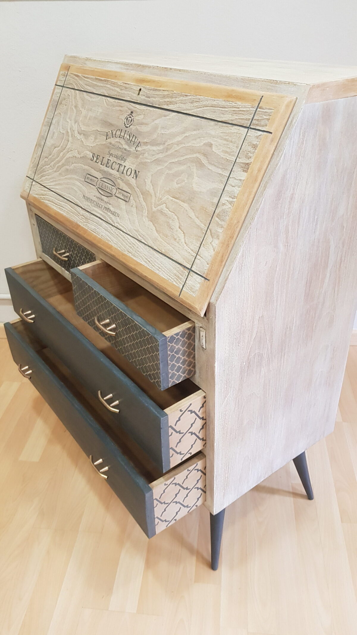 Secreter vintage restaurado en madera con cajones en negro carbón y pátina suave