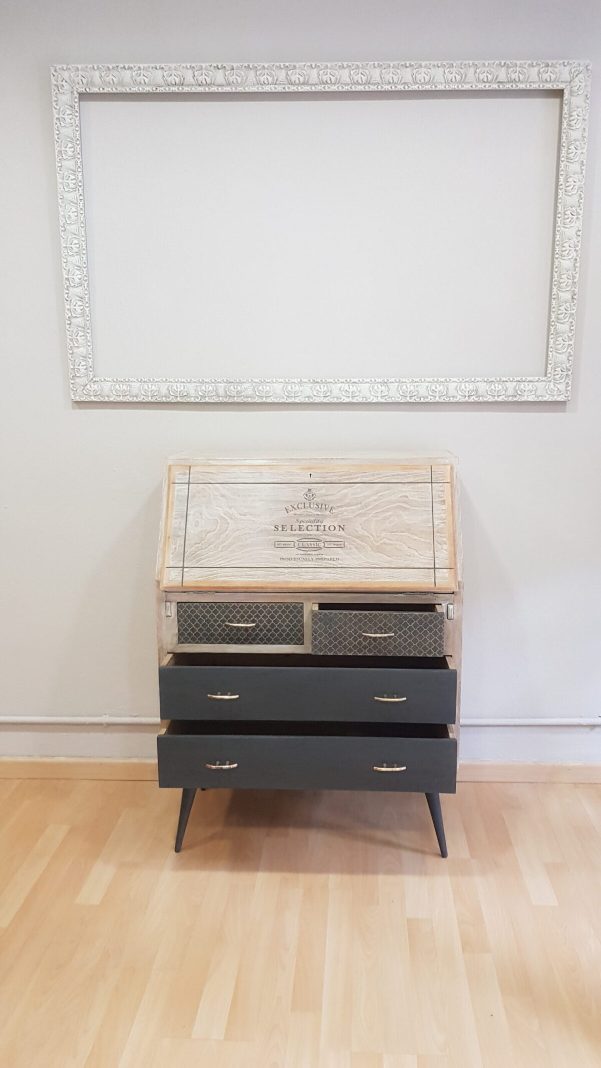 Secreter vintage restaurado en madera con cajones en negro carbón y pátina suave