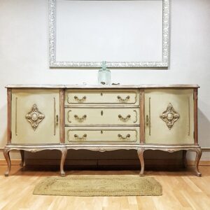 Aparador frances restaurado shabby chic en tonos arena