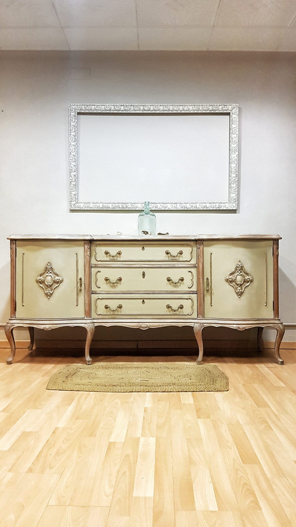 Aparador frances restaurado shabby chic en tonos arena