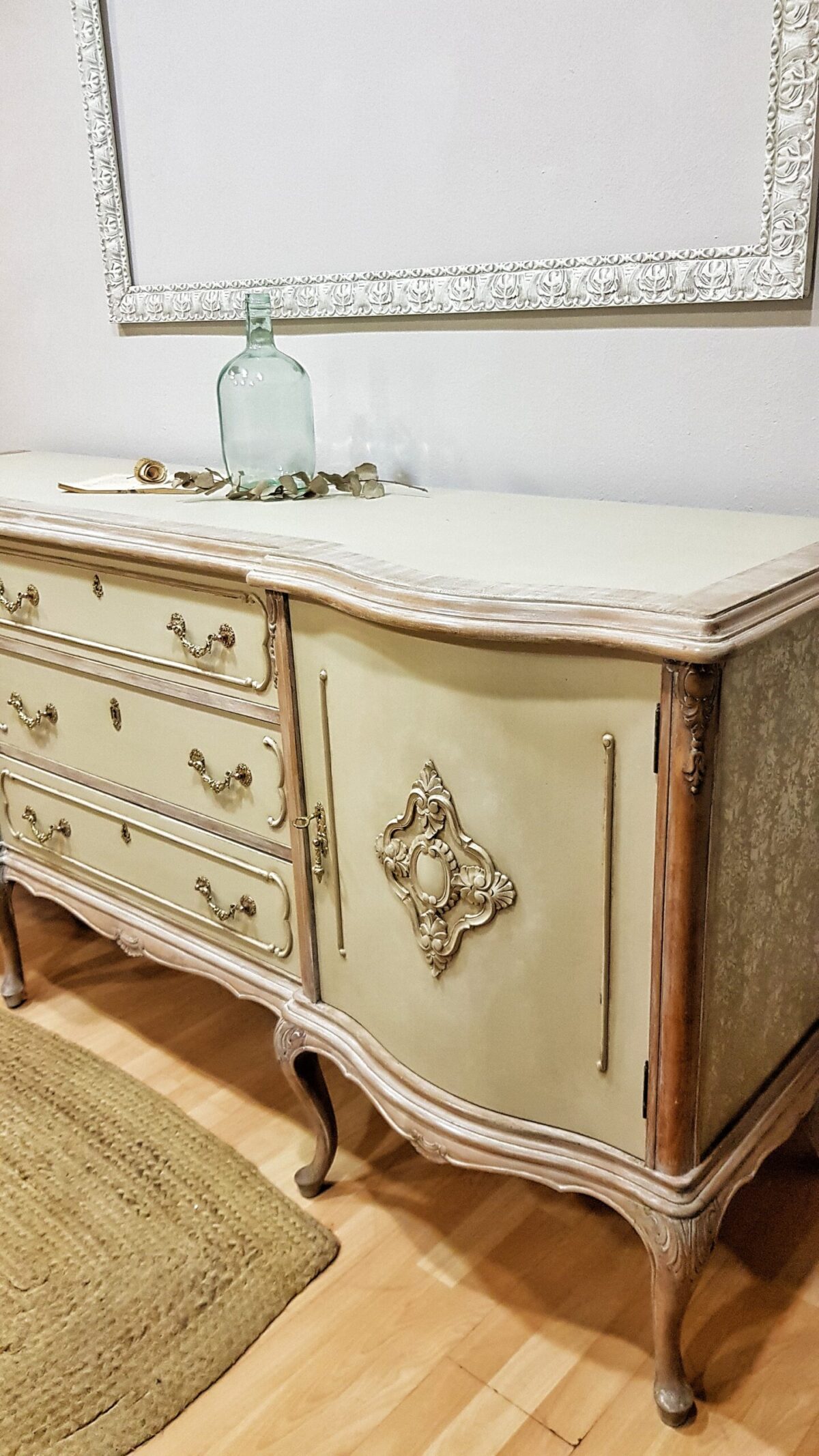 Aparador vintage francés shabby chic restaurado en tonos arena