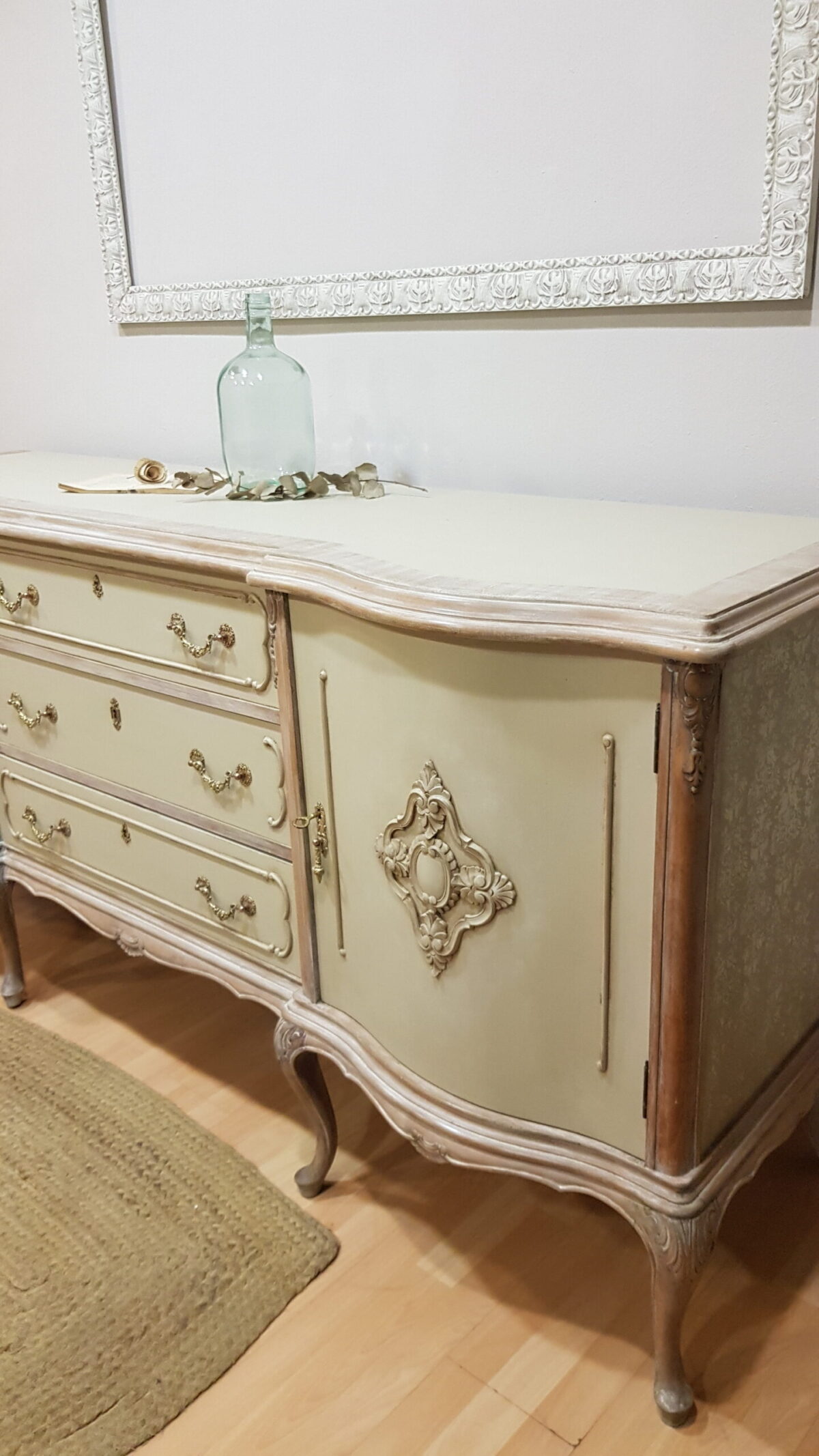 Aparador vintage francés shabby chic restaurado en tonos arena