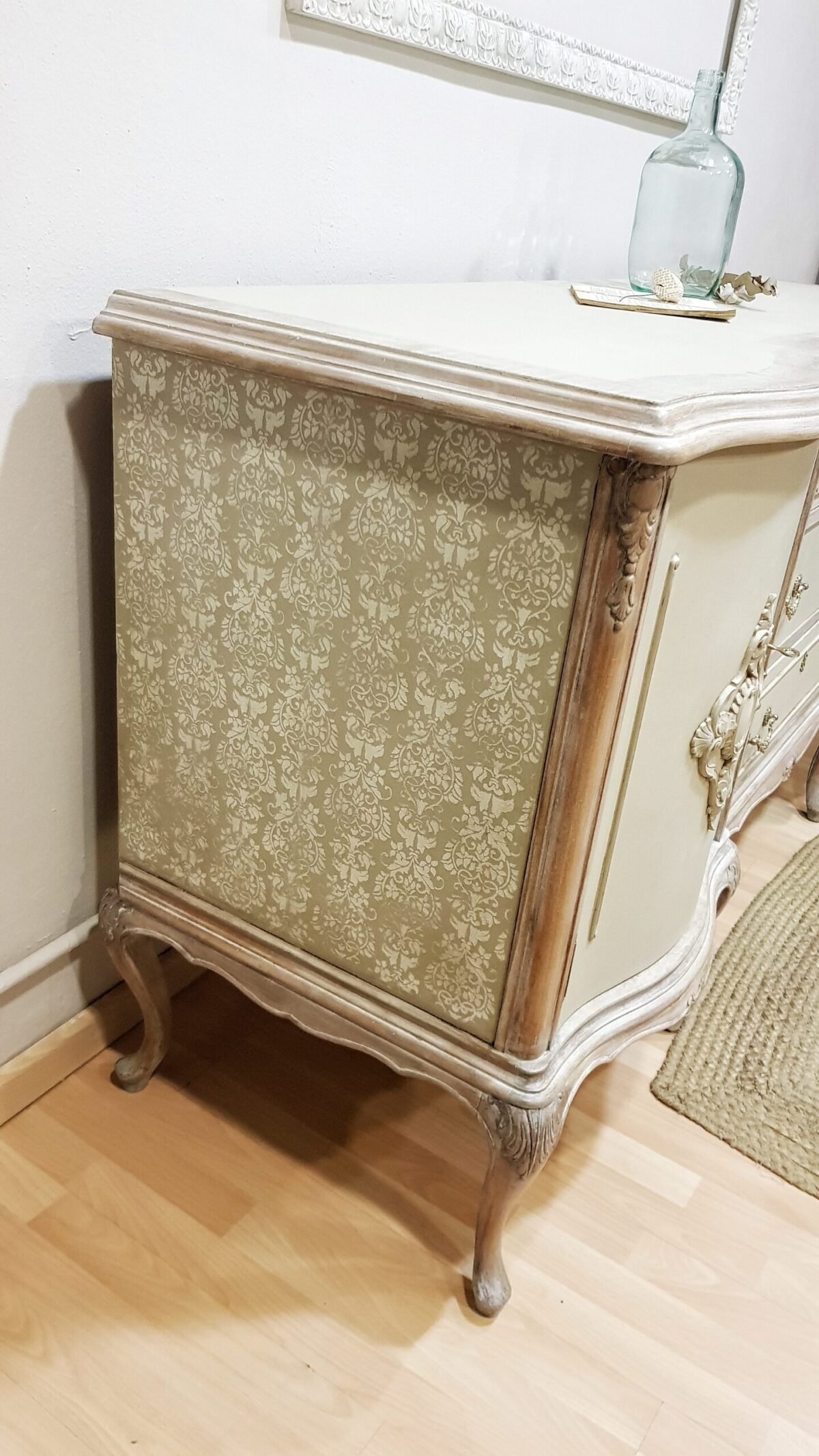 Aparador vintage francés shabby chic restaurado en tonos arena