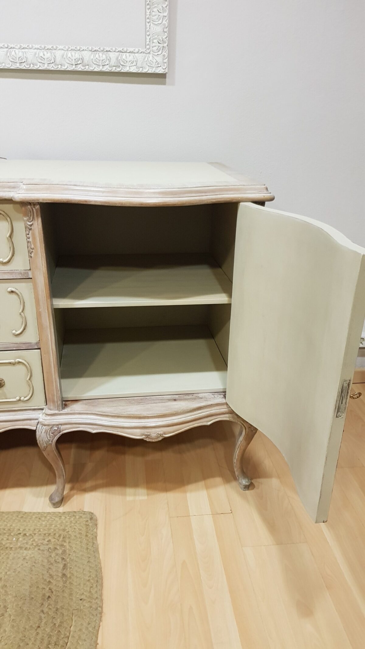 Aparador vintage francés shabby chic restaurado en tonos arena