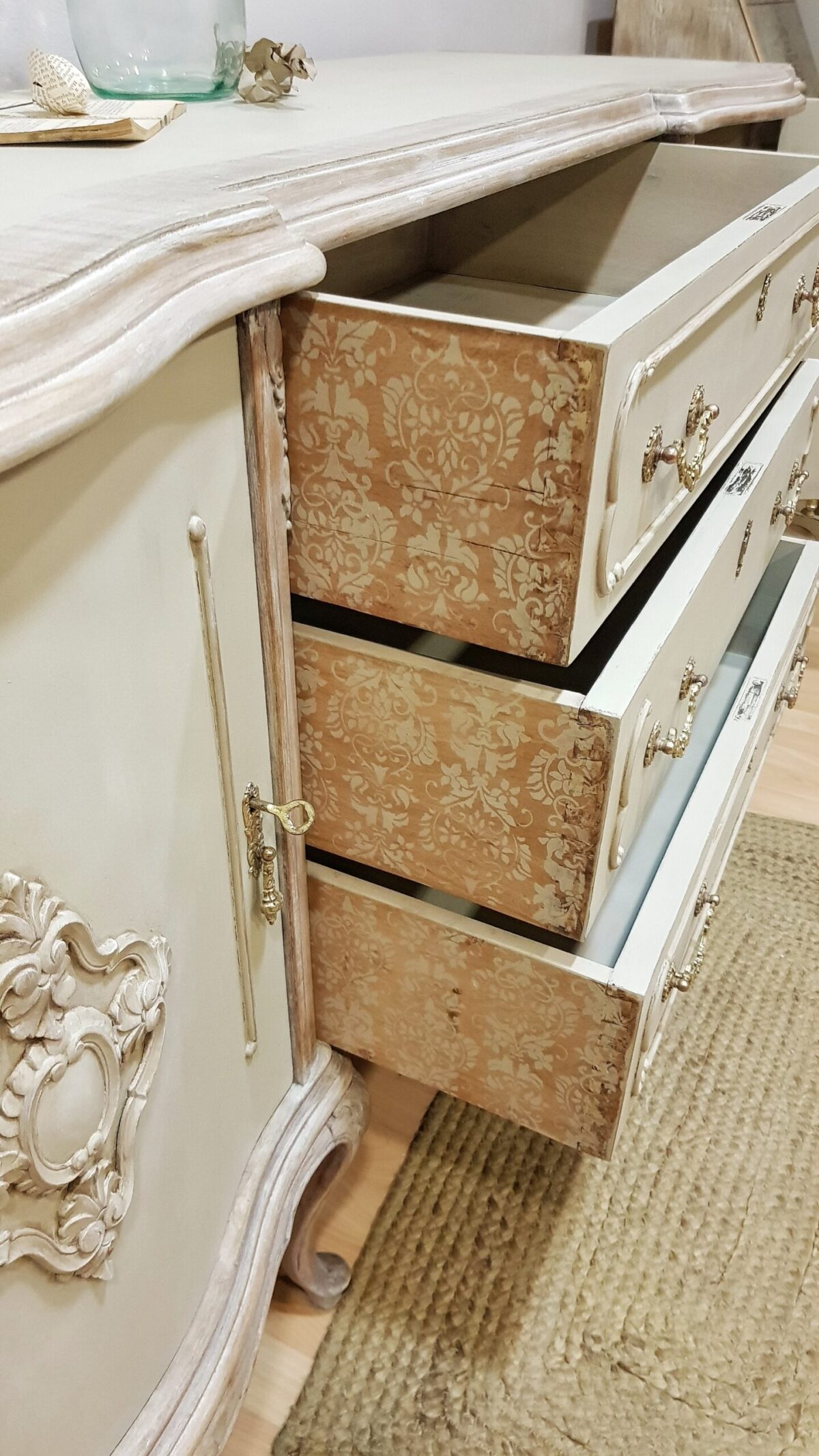 Aparador vintage francés shabby chic restaurado en tonos arena