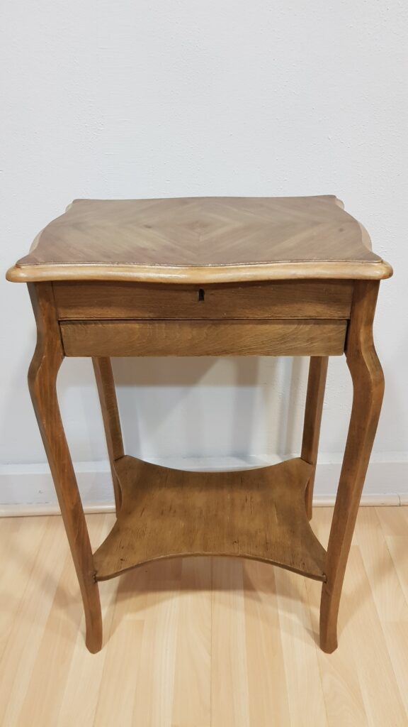 Mueble restaurado por Lorestaura, pieza vintage única y decorativa.