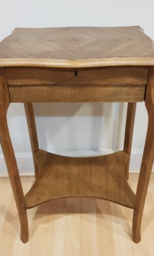 Mueble restaurado por Lorestaura, pieza vintage única y decorativa.