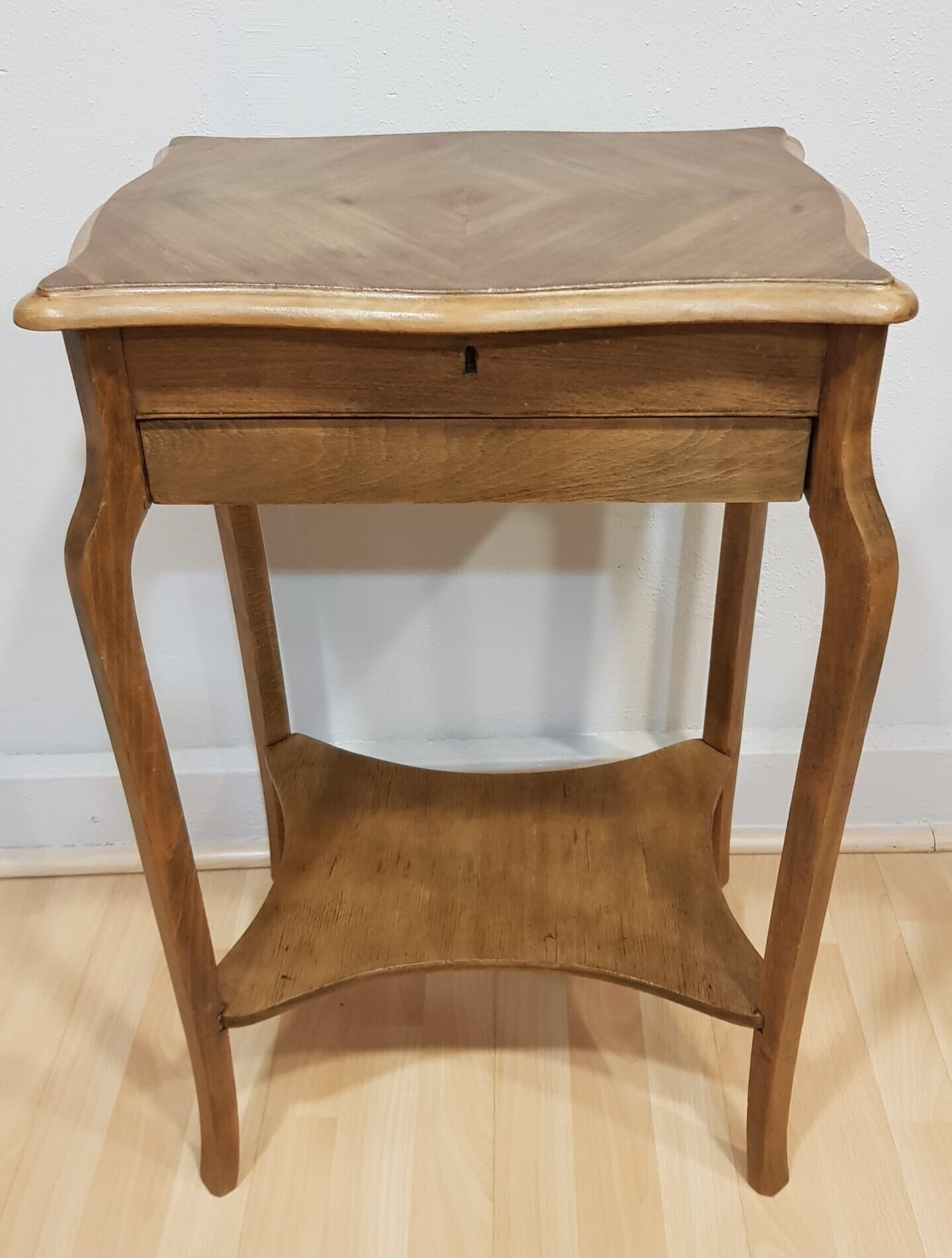 Mueble restaurado por Lorestaura, pieza vintage única y decorativa.
