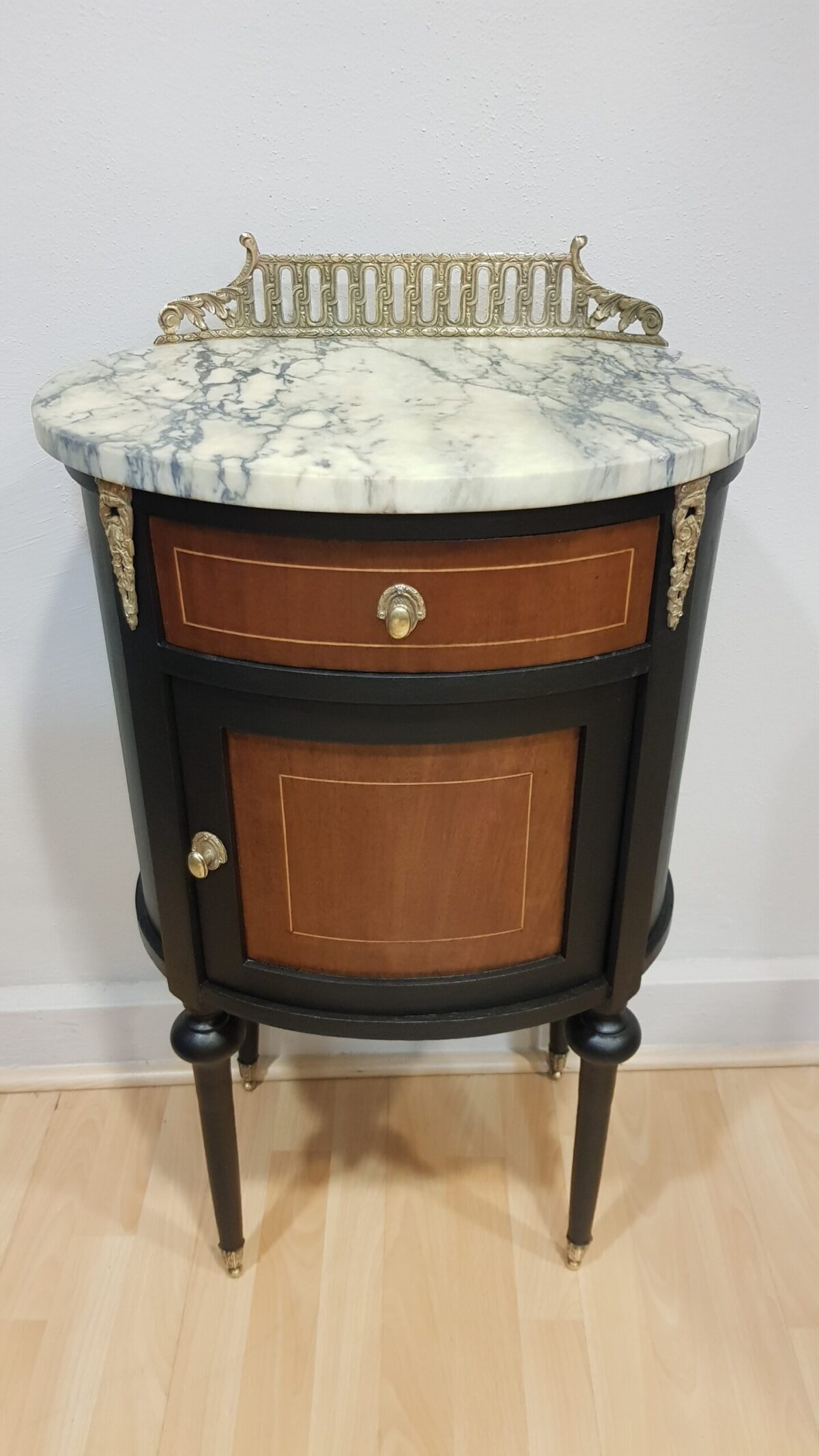 Mesita auxiliar restaurada en madera
