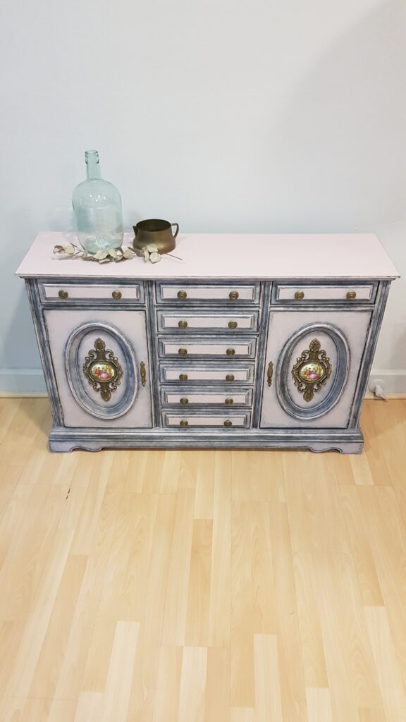 Mueble restaurado por Lorestaura, pieza vintage única y decorativa.