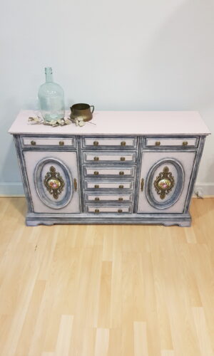 Mueble restaurado Lorestaura Mueble restaurado por Lorestaura, pieza vintage única y decorativa.