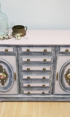 Mueble restaurado por Lorestaura, pieza vintage única y decorativa.