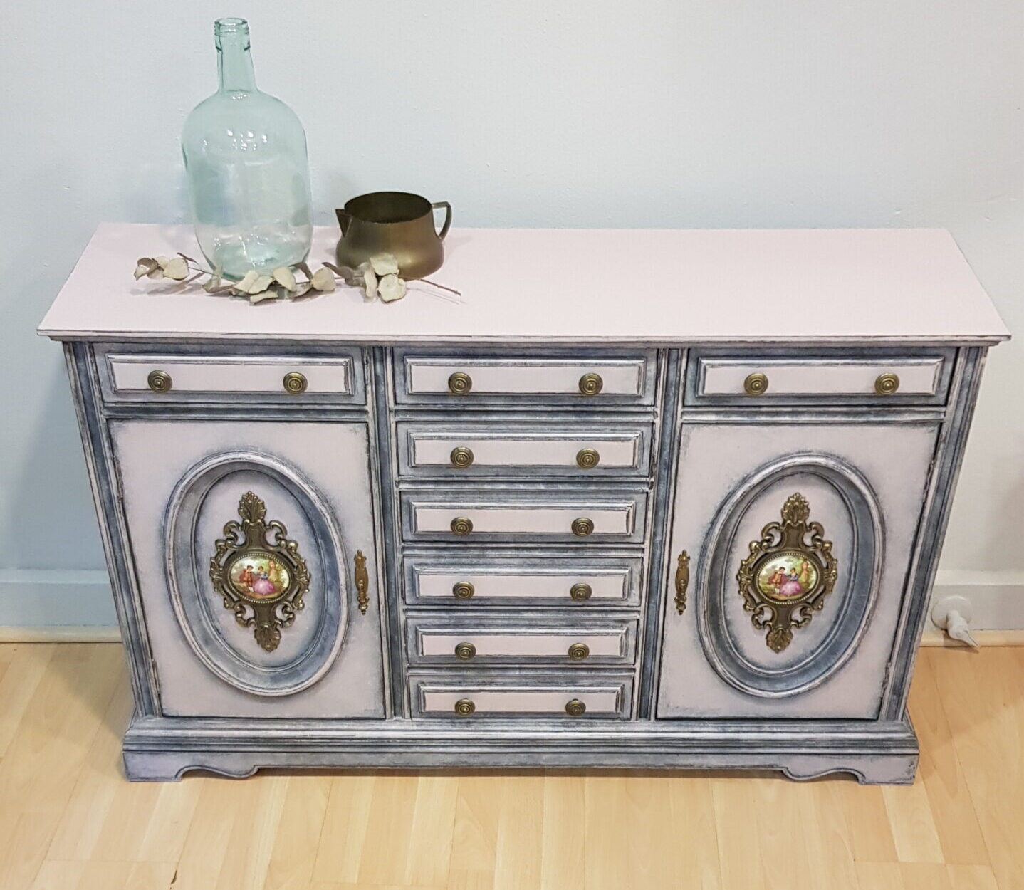 Mueble restaurado por Lorestaura, pieza vintage única y decorativa.