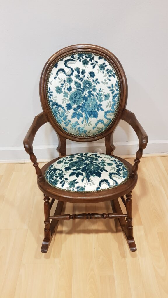 Mueble restaurado por Lorestaura, pieza vintage única y decorativa.