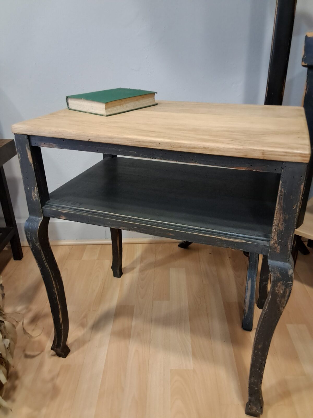 Mesa auxiliar restaurada en negro con sobre de madera natural, estilo vintage artesanal de Lorestaura.