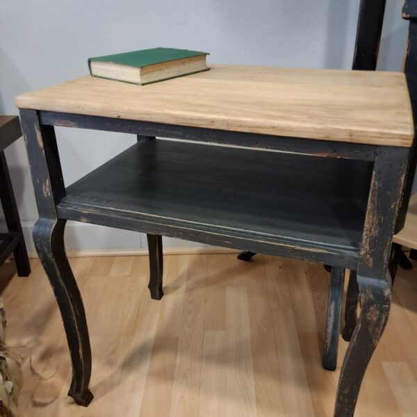 Mesa auxiliar restaurada en negro con sobre de madera natural, estilo vintage artesanal de Lorestaura.
