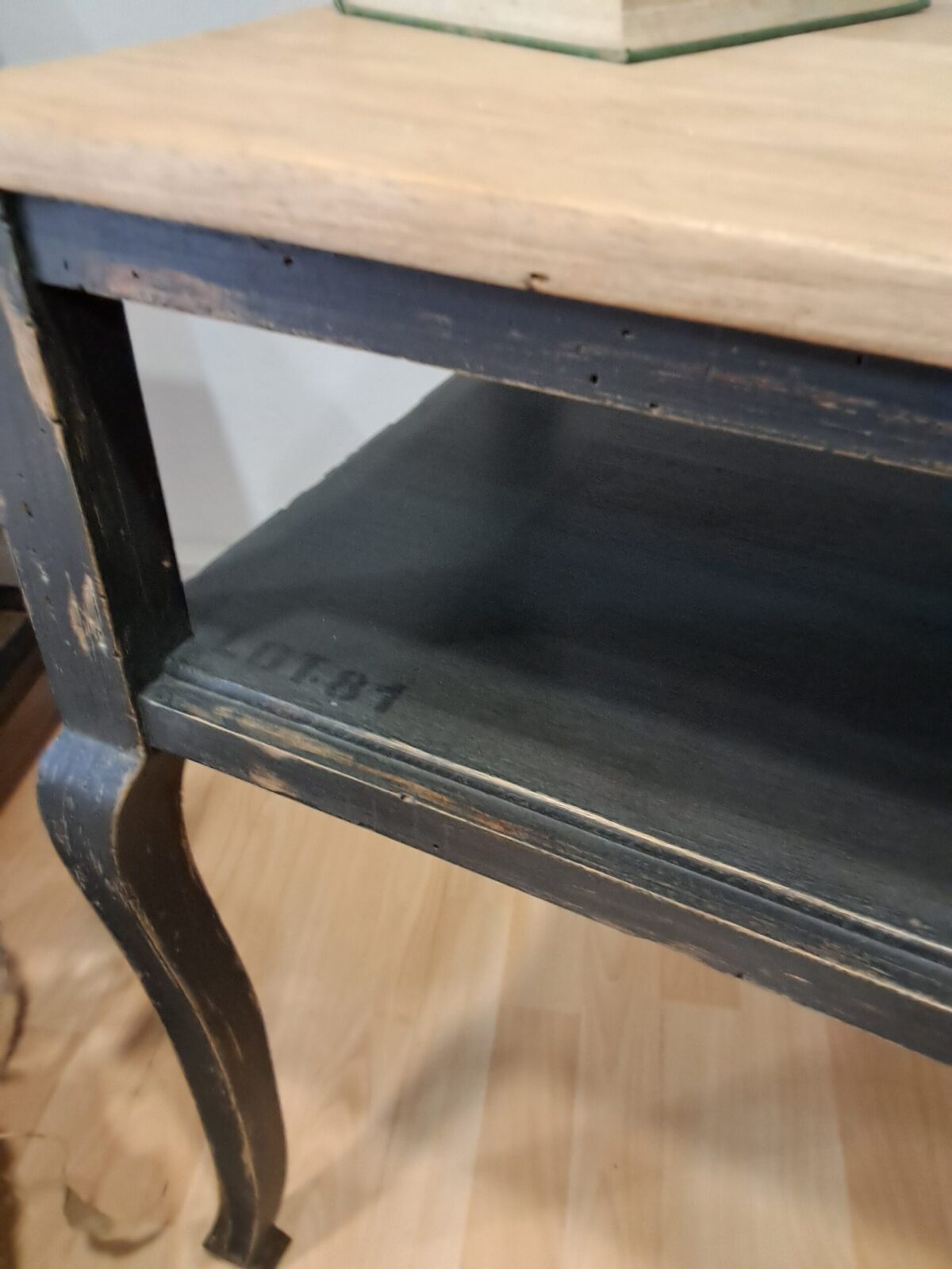 Mesa auxiliar restaurada en negro con sobre de madera natural, estilo vintage artesanal de Lorestaura.