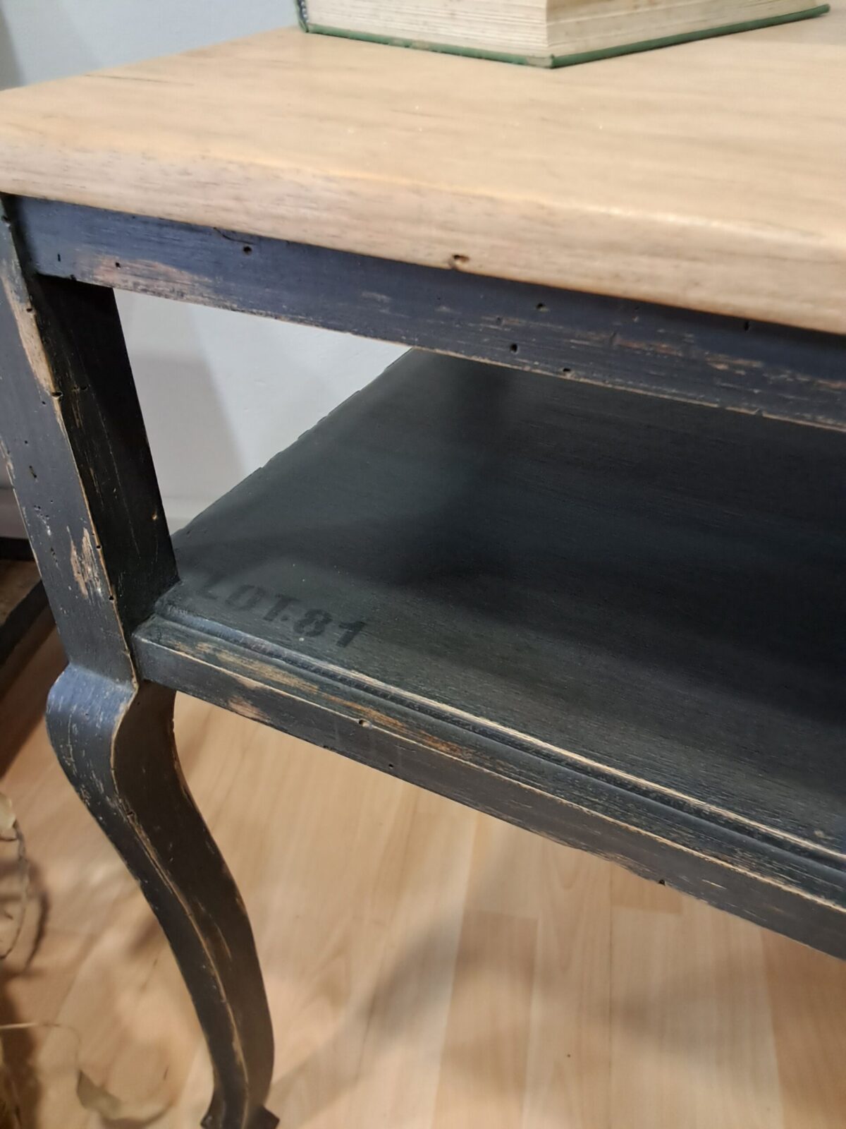 Mesa auxiliar restaurada en negro con sobre de madera natural, estilo vintage artesanal de Lorestaura.